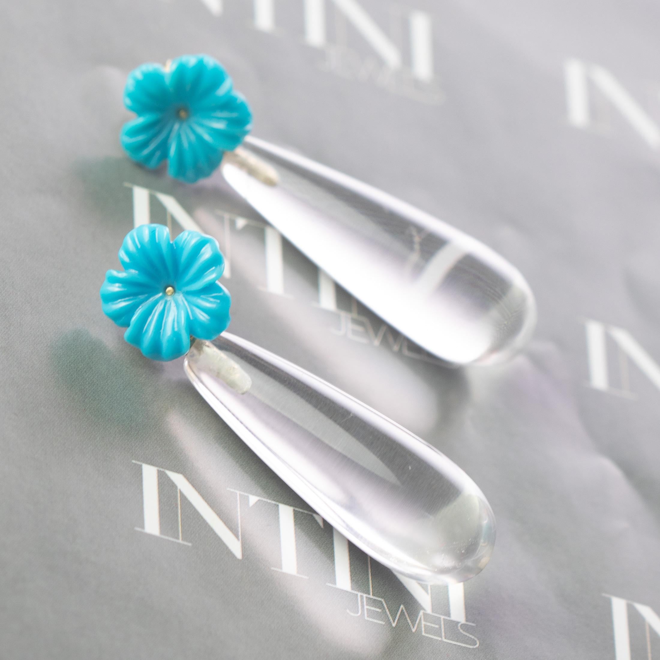 Orecchini italiani intagliati a mano ricchi di design e bellezza. Meravigliosi orecchini a goccia con fiori di quarzo/cristallo di rocca e turchese. Decorato con oro giallo 18 carati naturale e prezioso. Il gioiello perfetto per una giornata estiva