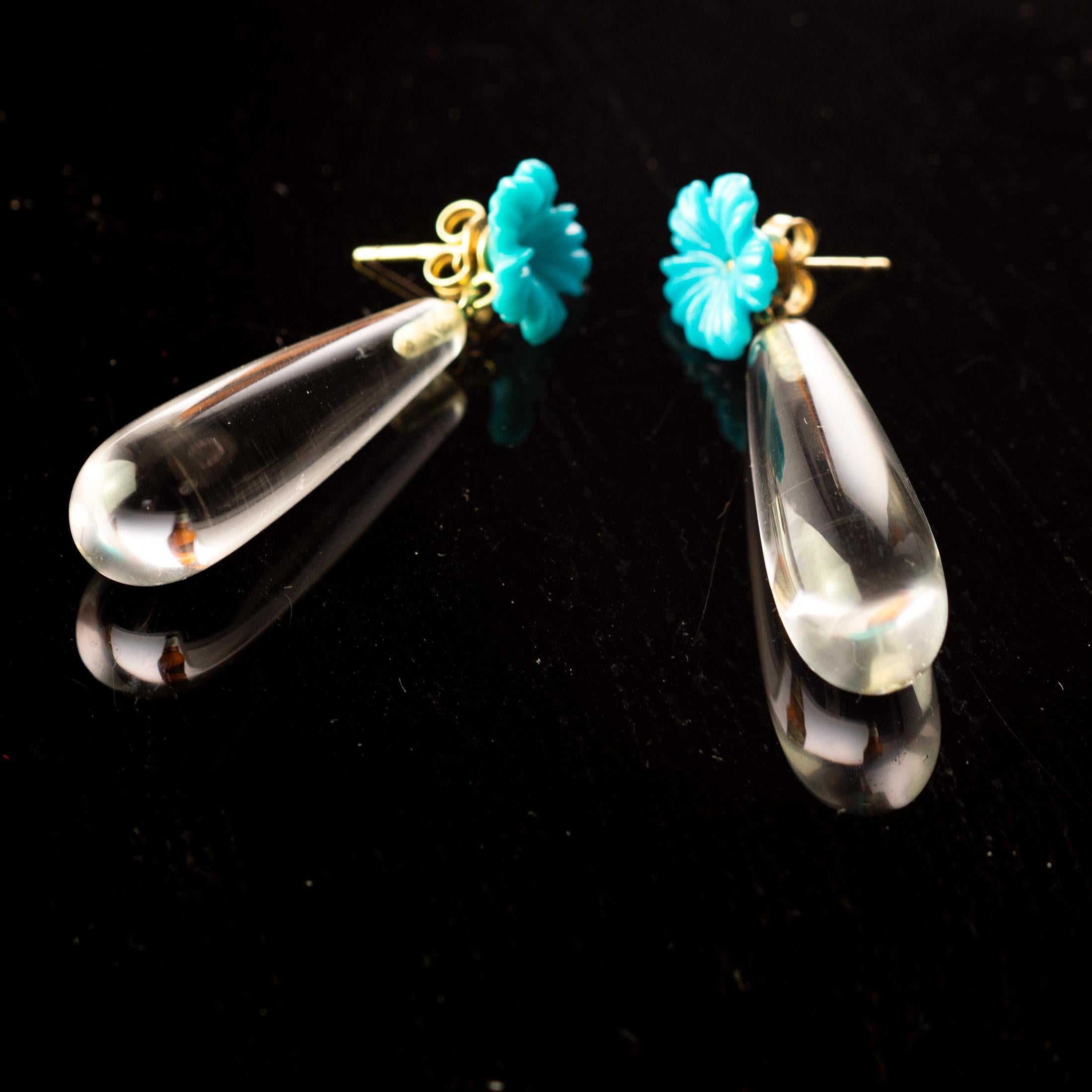 Taglio misto Orecchini a goccia in oro 18 carati con fiori di turchese e cristalli di rocca, moderni e italiani in vendita