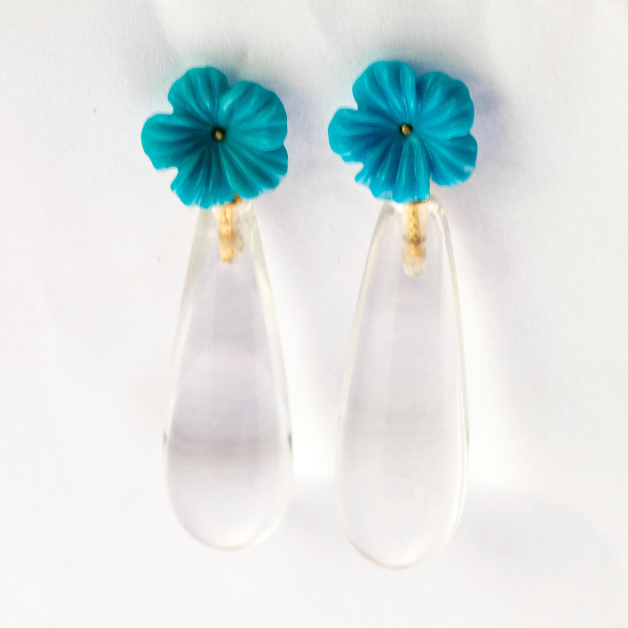 Orecchini a goccia in oro 18 carati con fiori di turchese e cristalli di rocca, moderni e italiani In condizioni Nuovo in vendita a Milano, IT