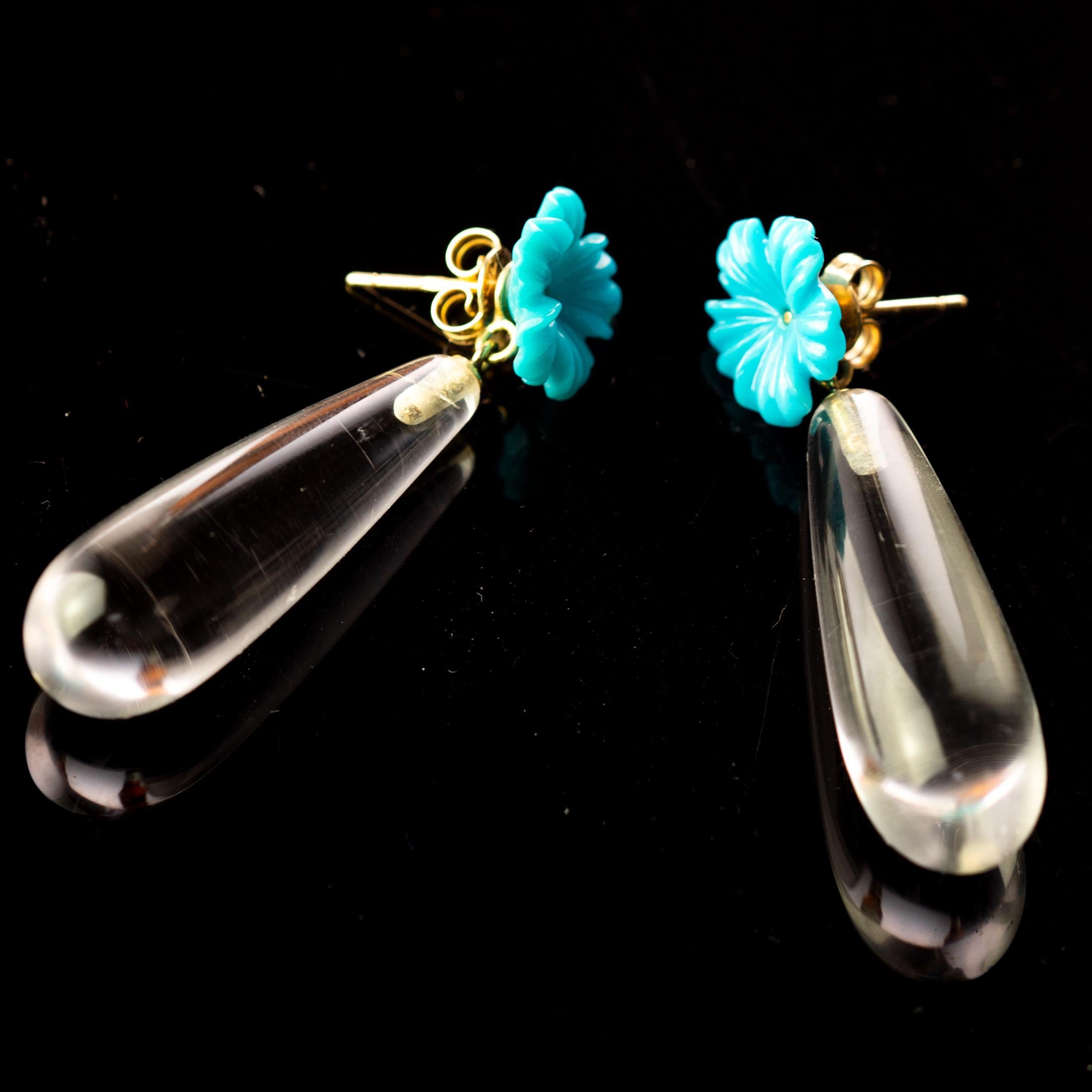 Donna Orecchini a goccia in oro 18 carati con fiori di turchese e cristalli di rocca, moderni e italiani in vendita