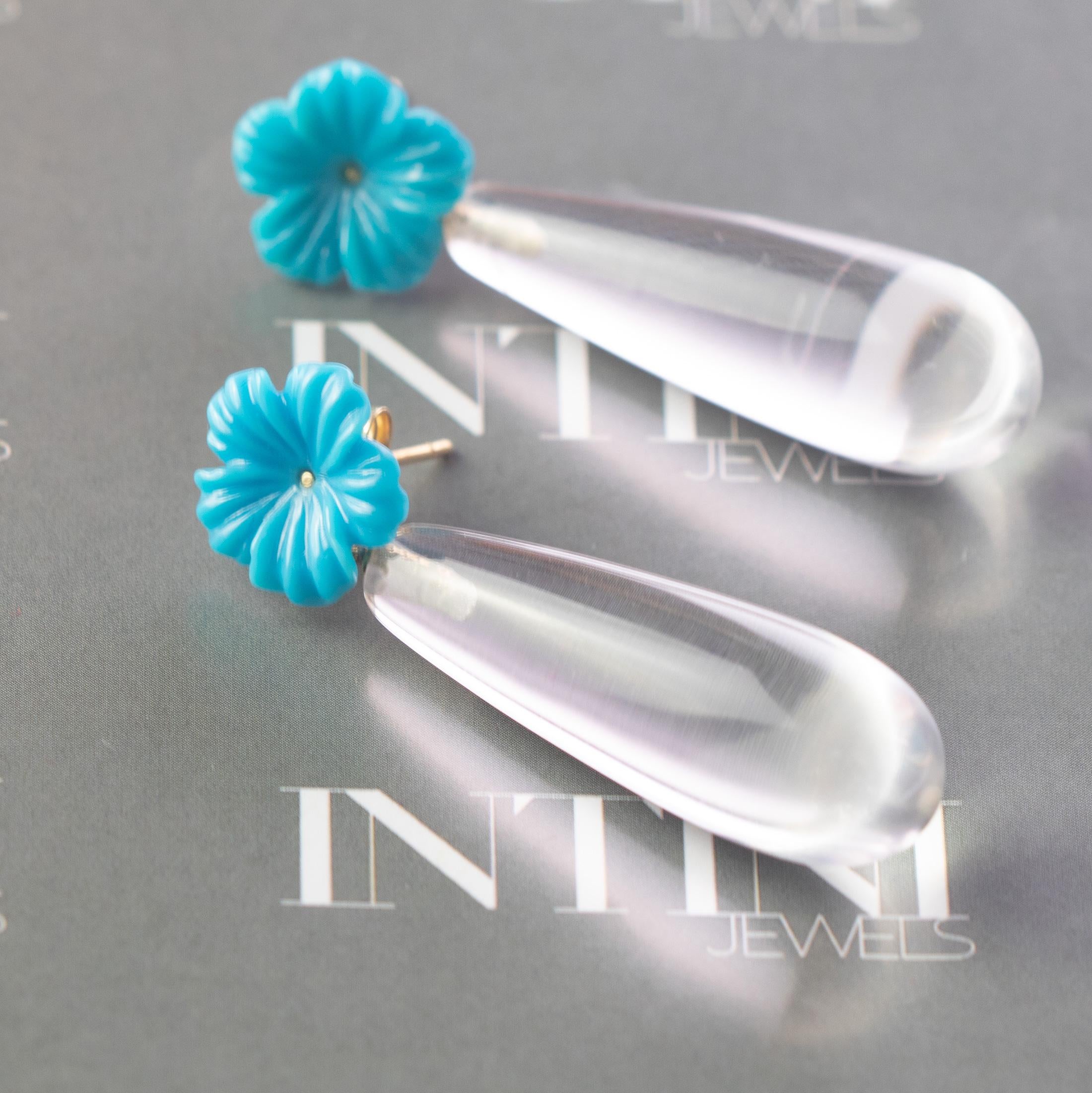 Orecchini a goccia in oro 18 carati con fiori di turchese e cristalli di rocca, moderni e italiani in vendita 1