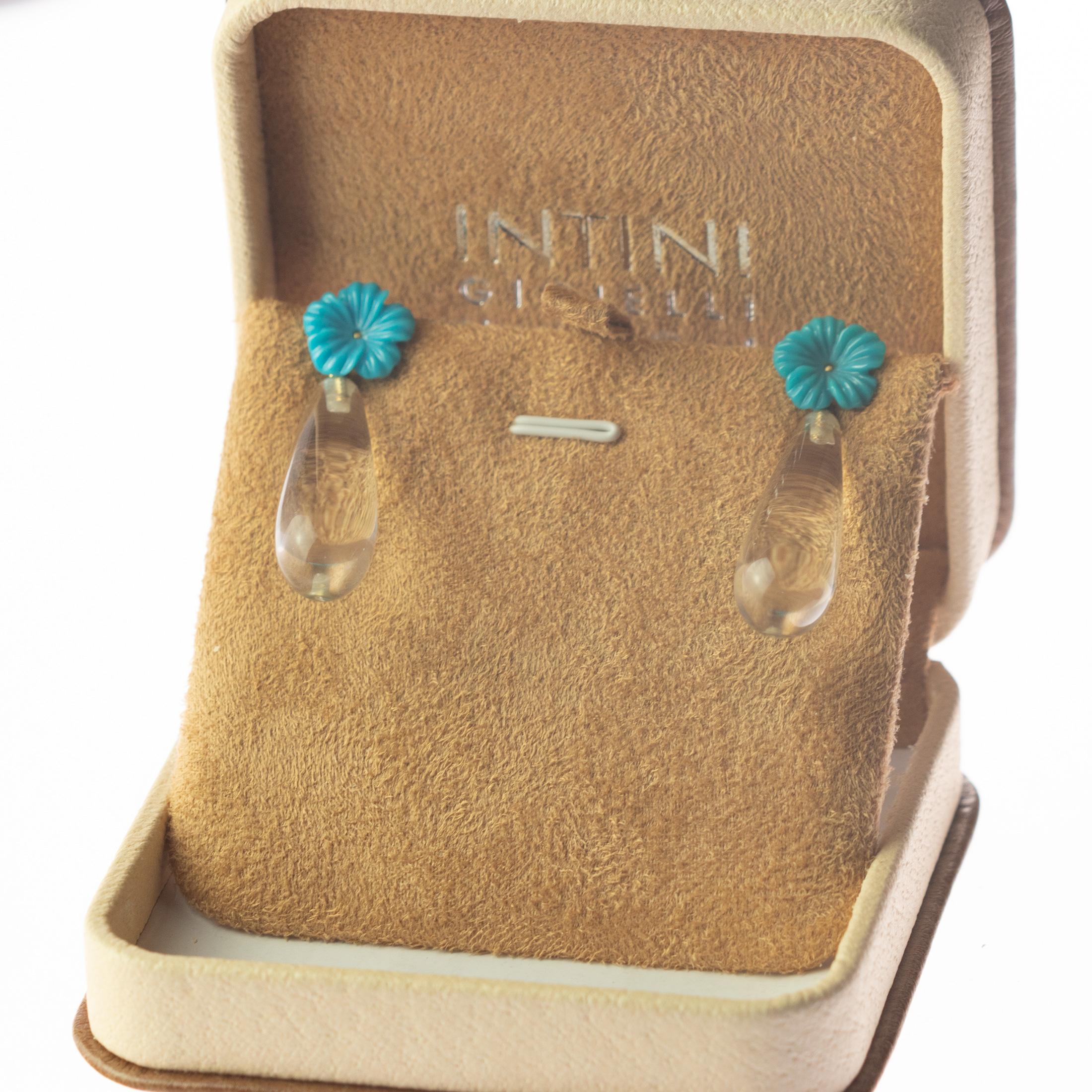 Orecchini a goccia in oro 18 carati con fiori di turchese e cristalli di rocca, moderni e italiani in vendita 2