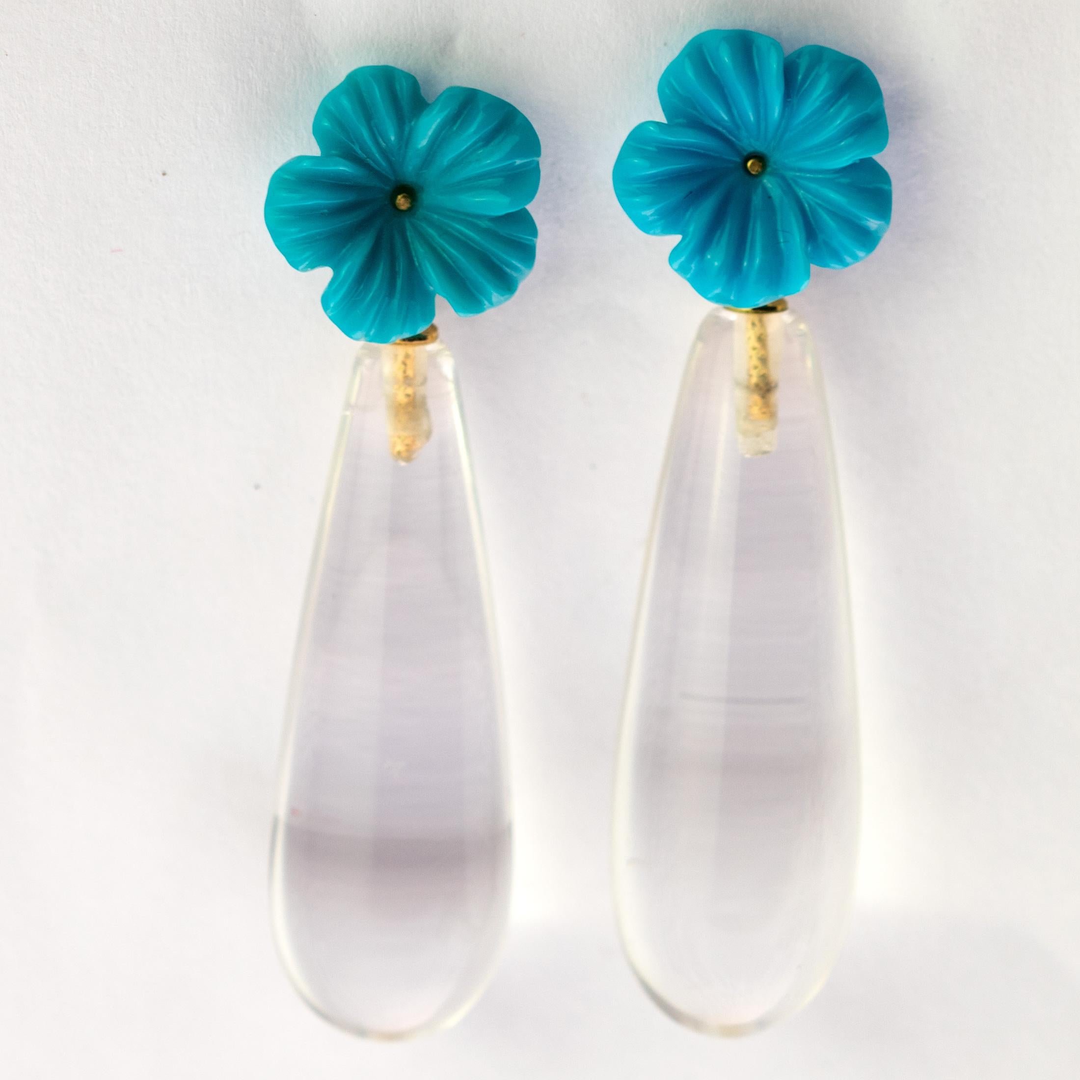 Orecchini a goccia in oro 18 carati con fiori di turchese e cristalli di rocca, moderni e italiani in vendita 3