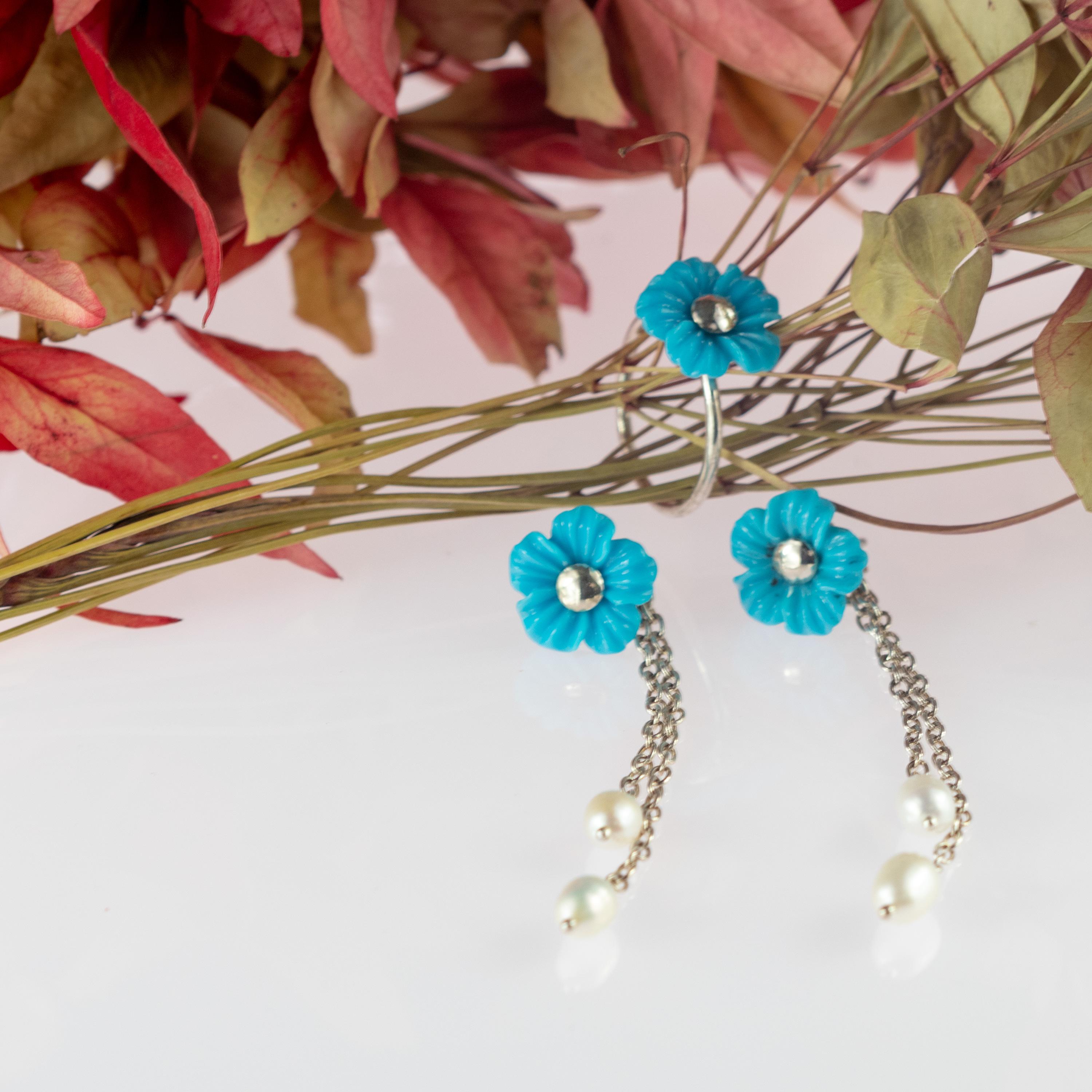 Stupefacenti fiori turchesi naturali e  orecchini pendenti con perle d'acqua dolce, accompagnati da un bellissimo anello con uno stupefacente e grazioso fiore di turchese per una meravigliosa parure piena di colore e design. Petali intagliati che