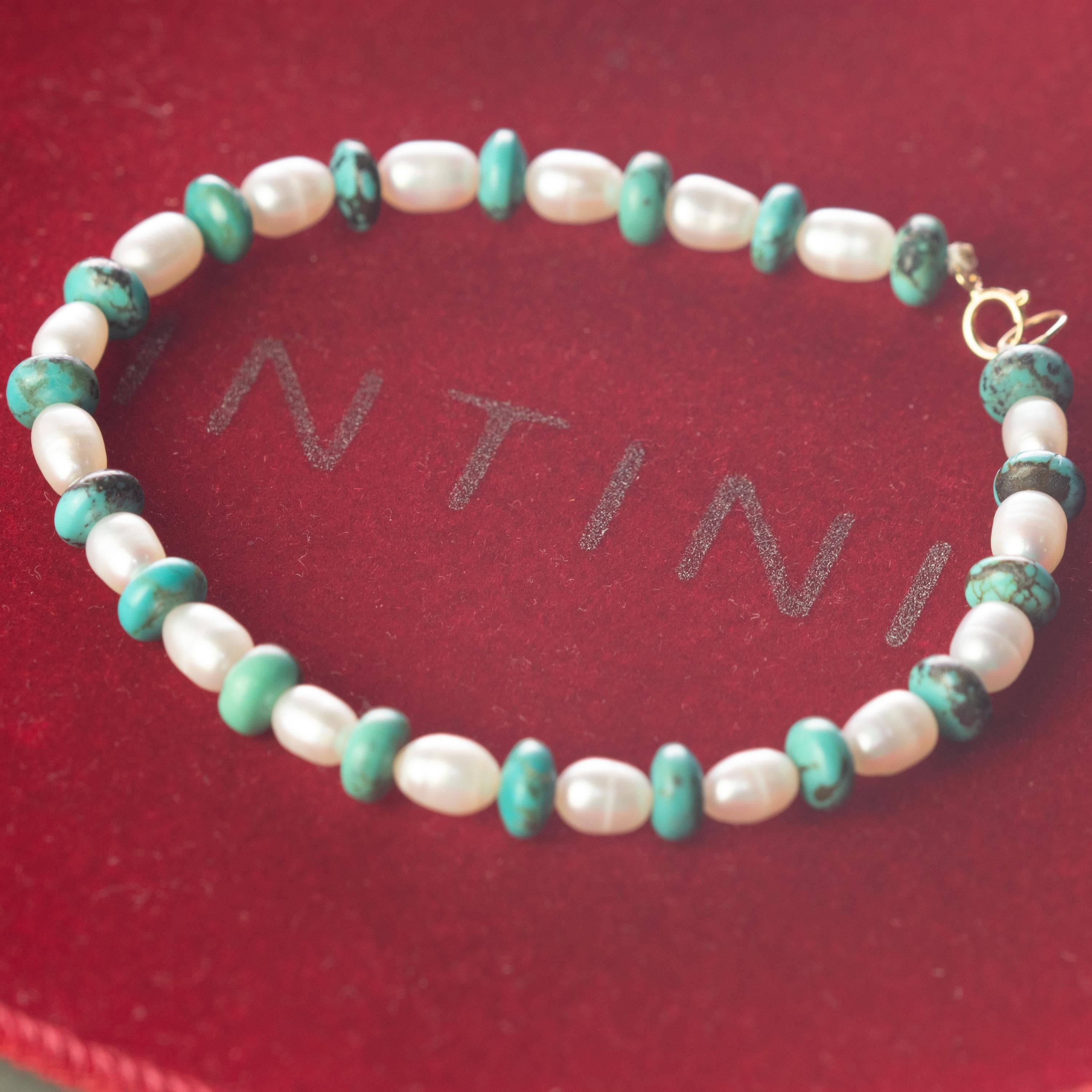 Un bracelet de perles d'eau douce en turquoise naturelle plein de design. Un style moderne et délicat pour une femme jeune et intrépide. Faites-vous plaisir avec un bijou artisanal lumineux. Perles de pierres précieuses naturelles avec une fermeture