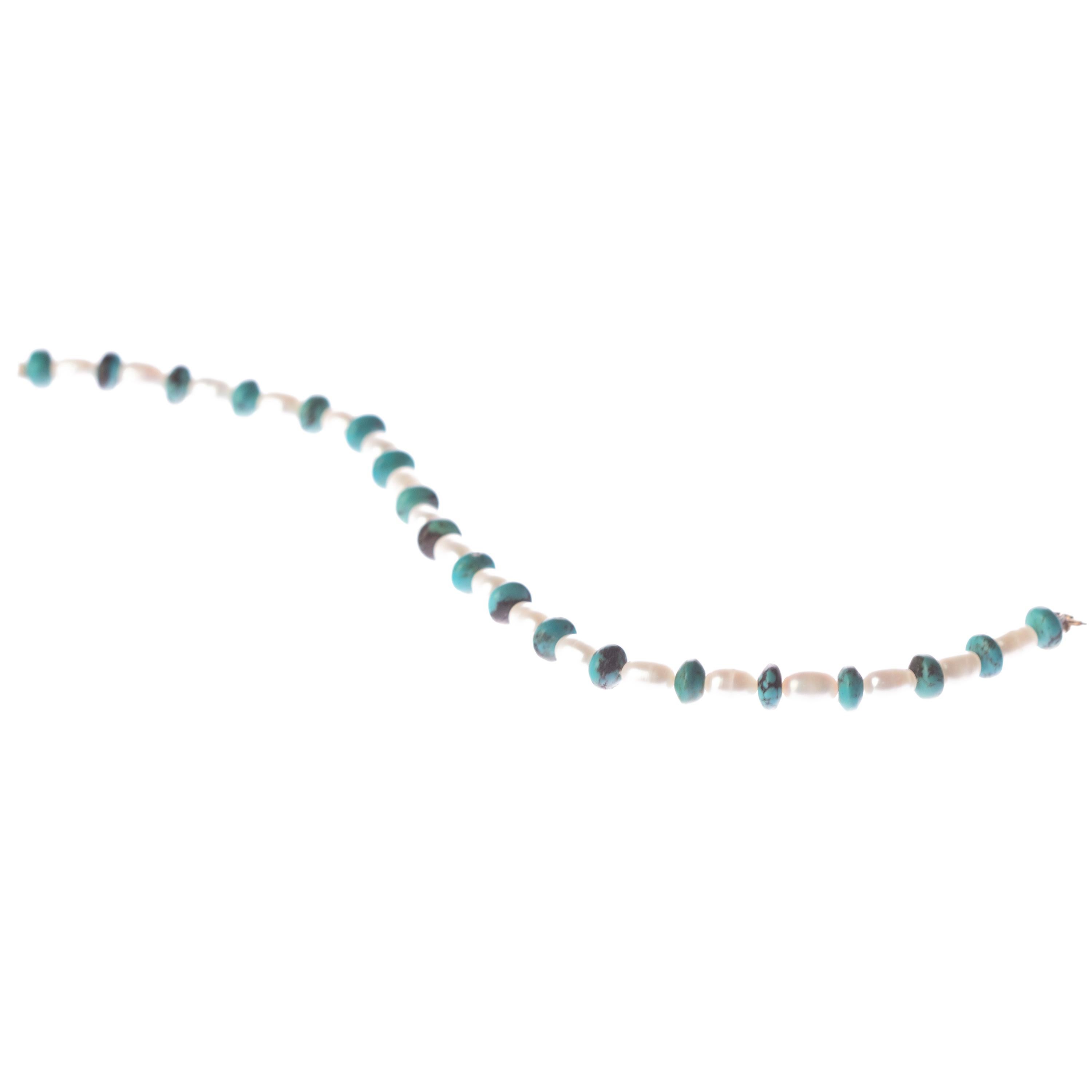 Arts and Crafts Bracelet moderne fait main en or jaune 18 carats avec perles d'eau douce et turquoises en vente