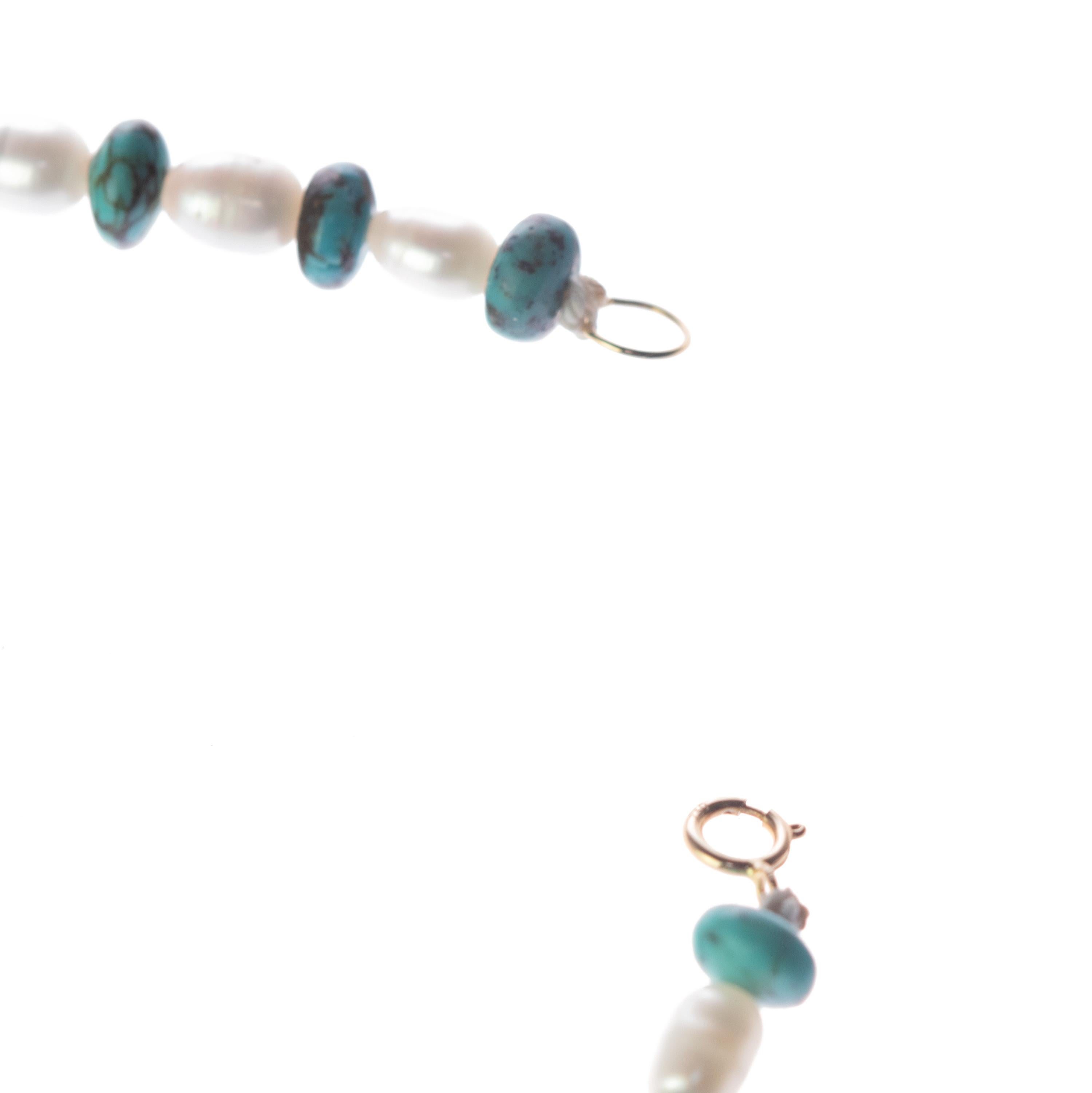 Taille mixte Bracelet moderne fait main en or jaune 18 carats avec perles d'eau douce et turquoises en vente