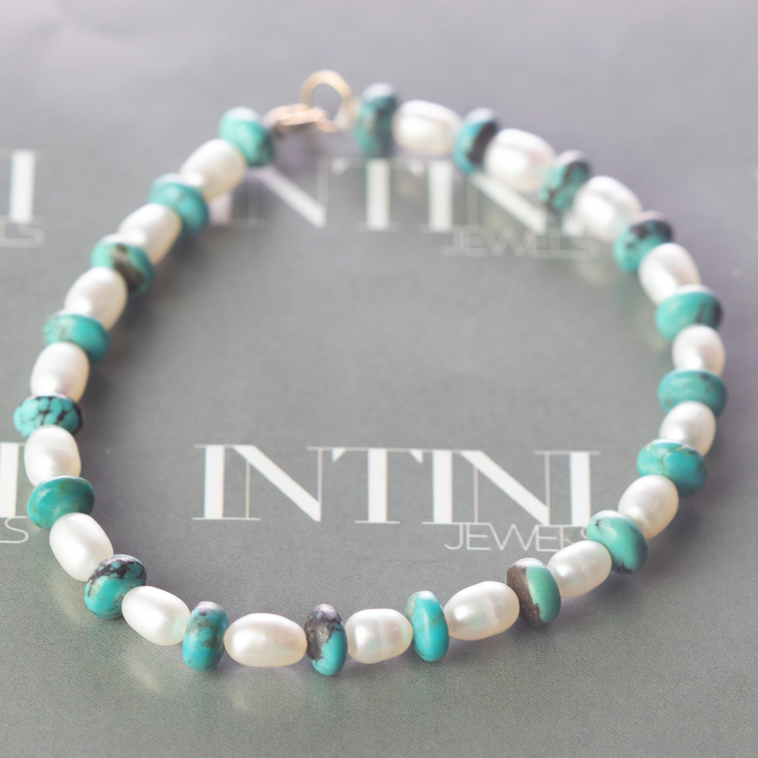 Bracelet moderne fait main en or jaune 18 carats avec perles d'eau douce et turquoises Neuf - En vente à Milano, IT