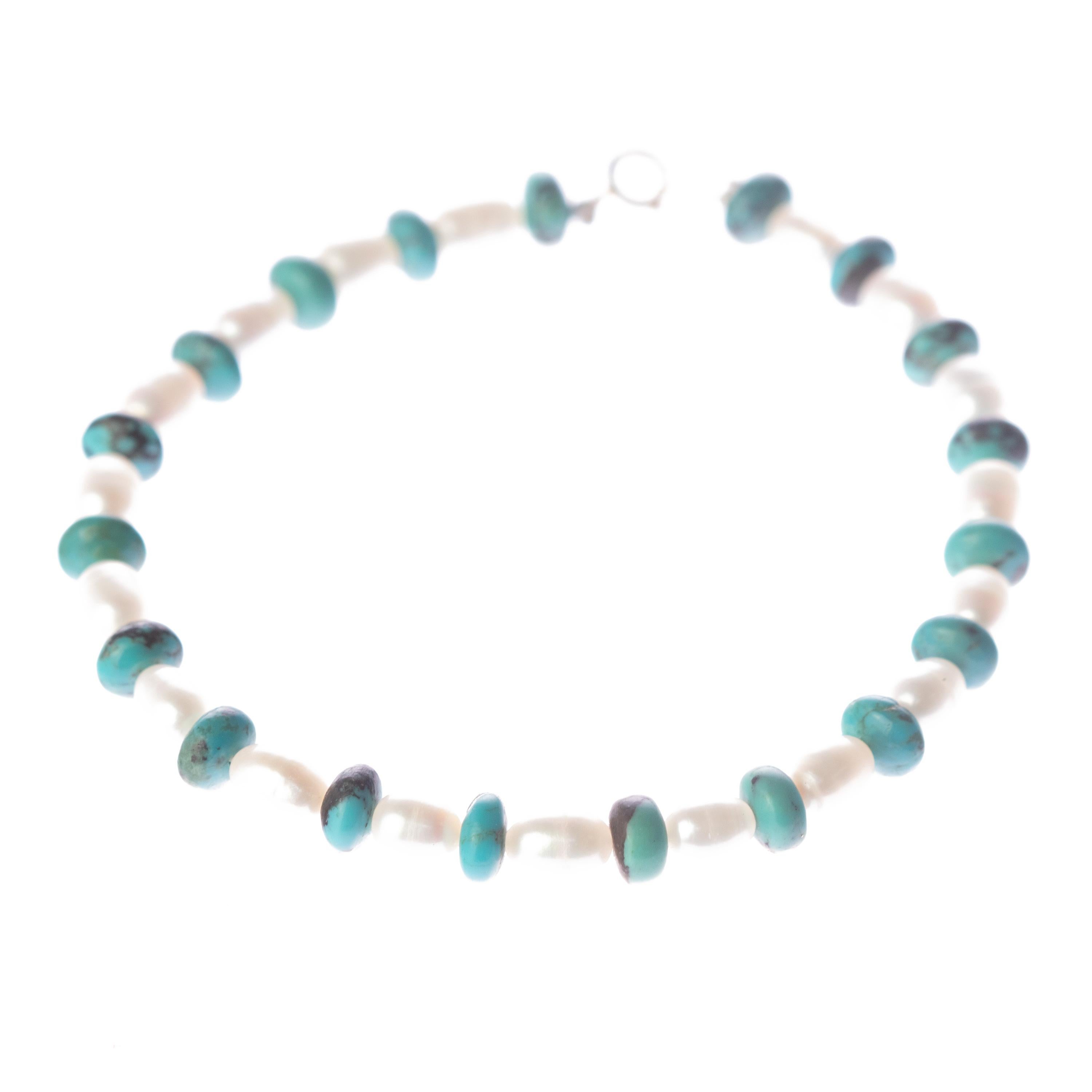 Bracelet moderne fait main en or jaune 18 carats avec perles d'eau douce et turquoises en vente 1