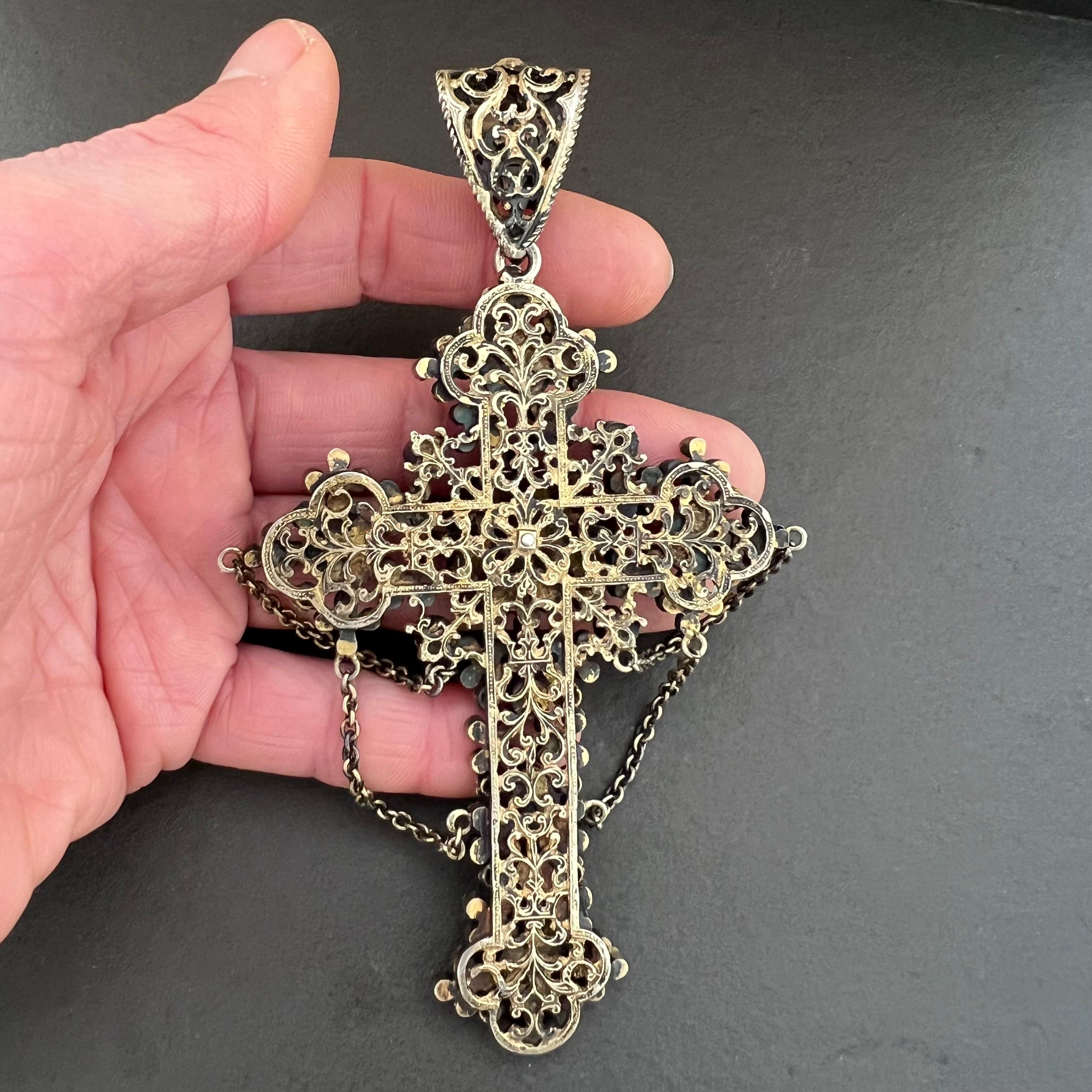 Néo-Renaissance Pendentif croix ancien austro-hongrois turquoise grenat émaillé en vente