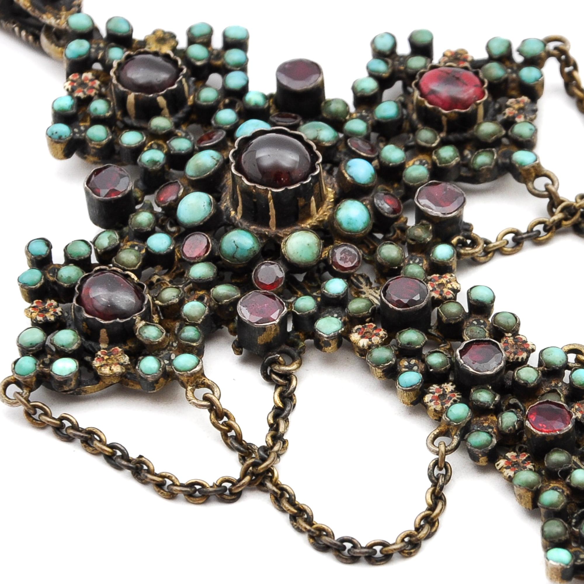 Taille cabochon Pendentif croix ancien austro-hongrois turquoise grenat émaillé en vente
