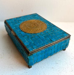 Caja de baratijas de mosaico de vidrio turquesa con medallón de calendario azteca, México, años 50