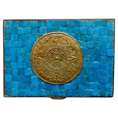 Caja de baratijas de mosaico de vidrio turquesa con medallón de calendario azteca, México, años 50
