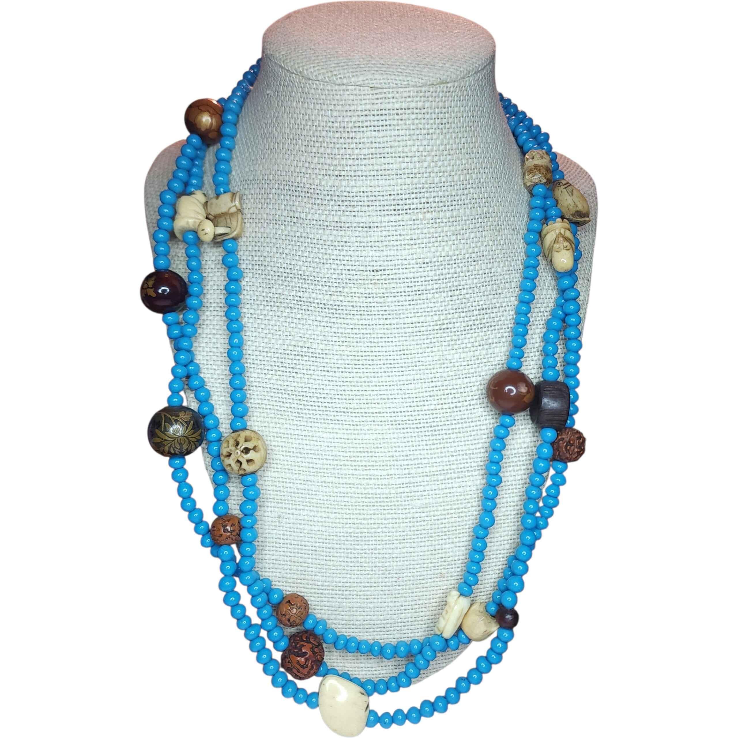 Artisan Collier en verre turquoise avec Netsuke japonais et tibétain anciens en vente