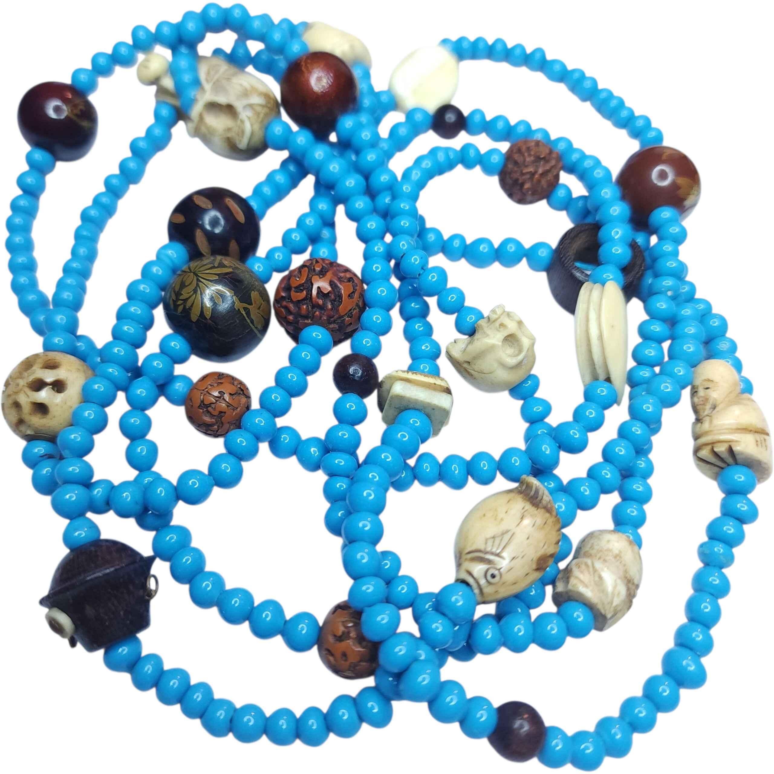 Taille mixte Collier en verre turquoise avec Netsuke japonais et tibétain anciens en vente
