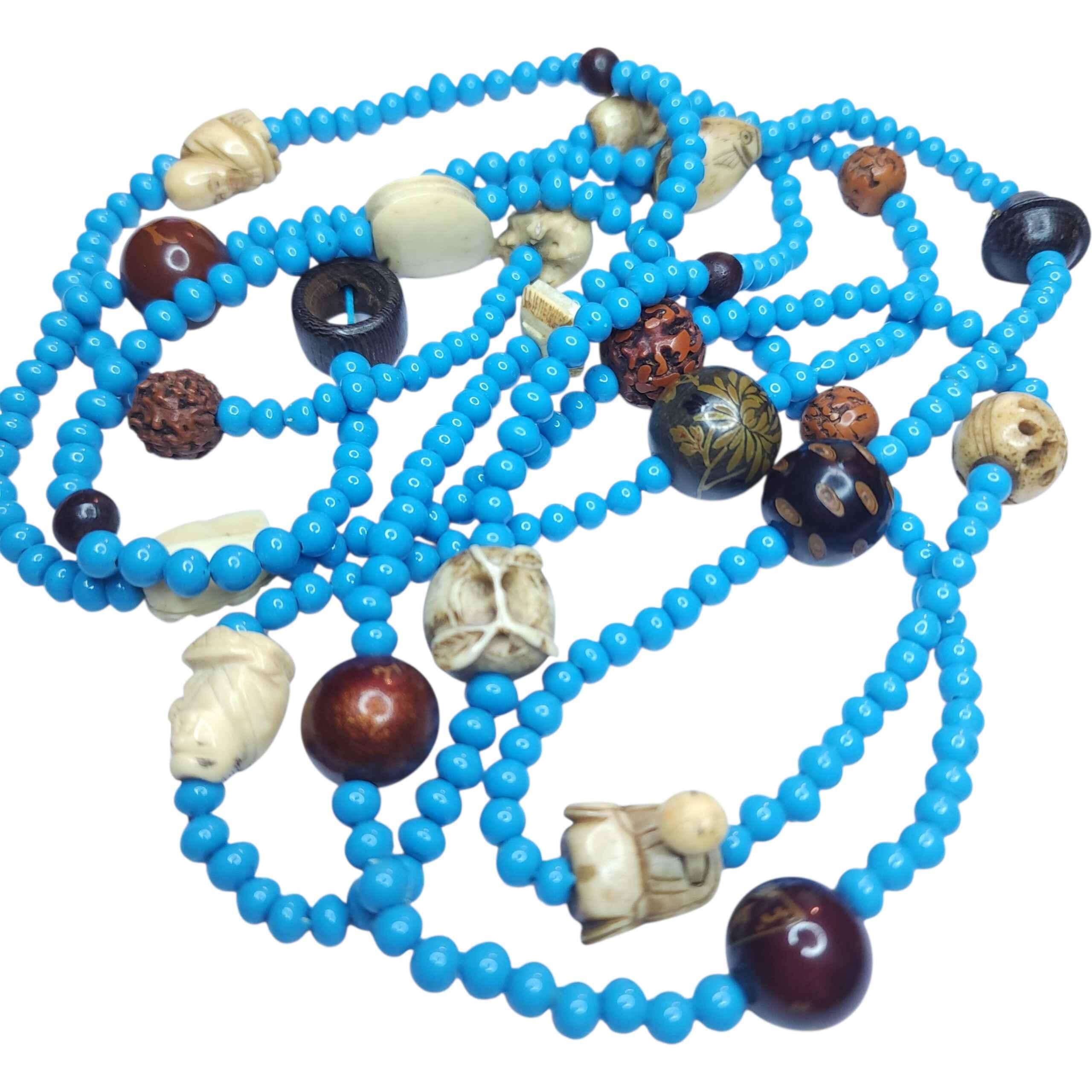 Collier en verre turquoise avec Netsuke japonais et tibétain anciens Bon état - En vente à Milford, DE