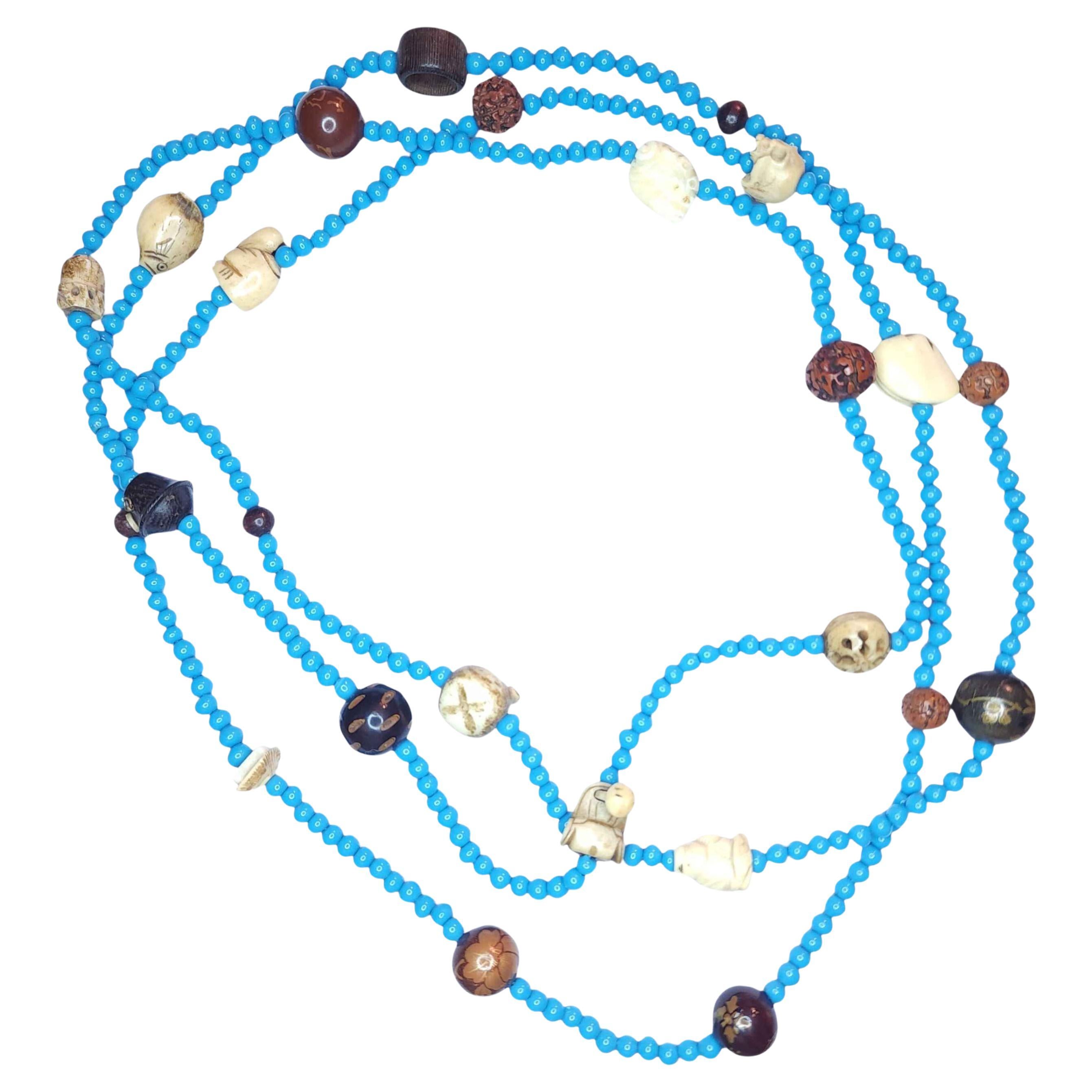 Collana in vetro turchese con netsuke antichi giapponesi e tibetani