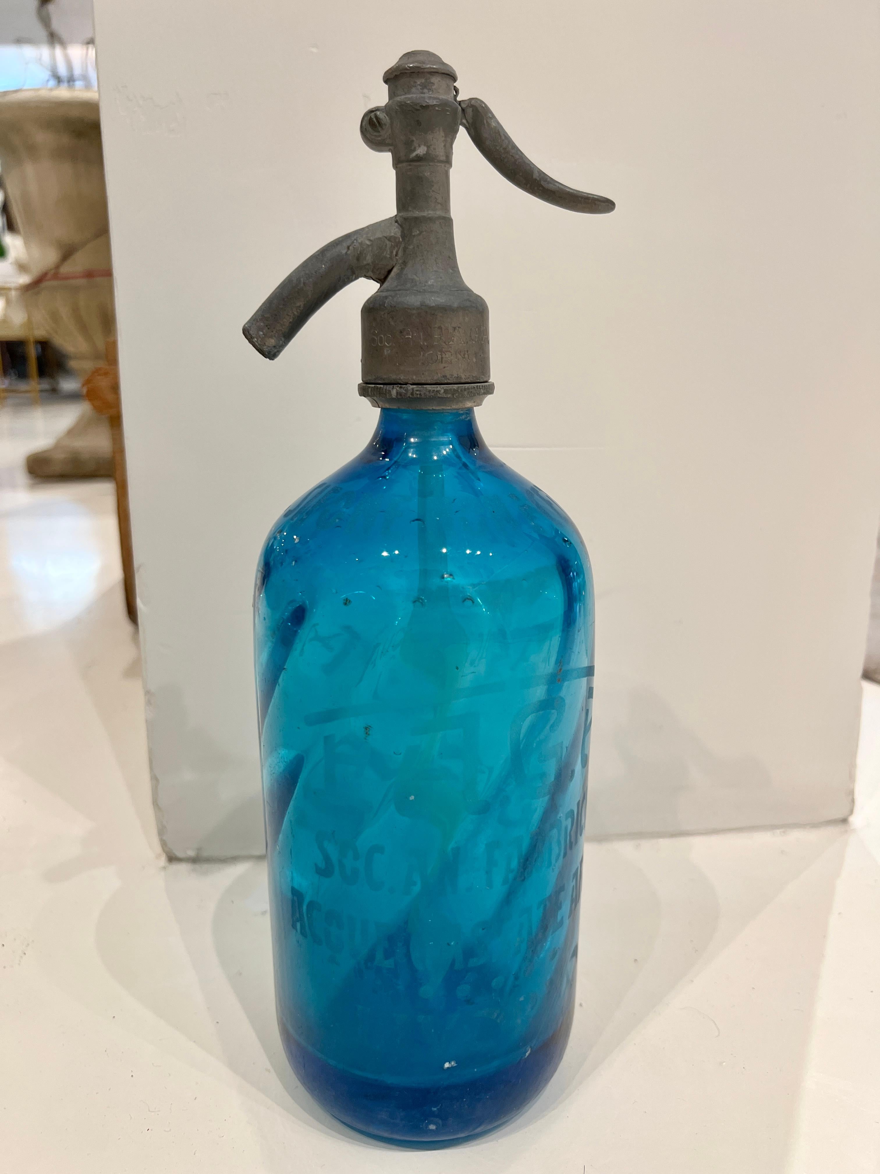 Türkisfarbene Glas-Seltzer-Flasche im Zustand „Starke Gebrauchsspuren“ im Angebot in New Orleans, LA