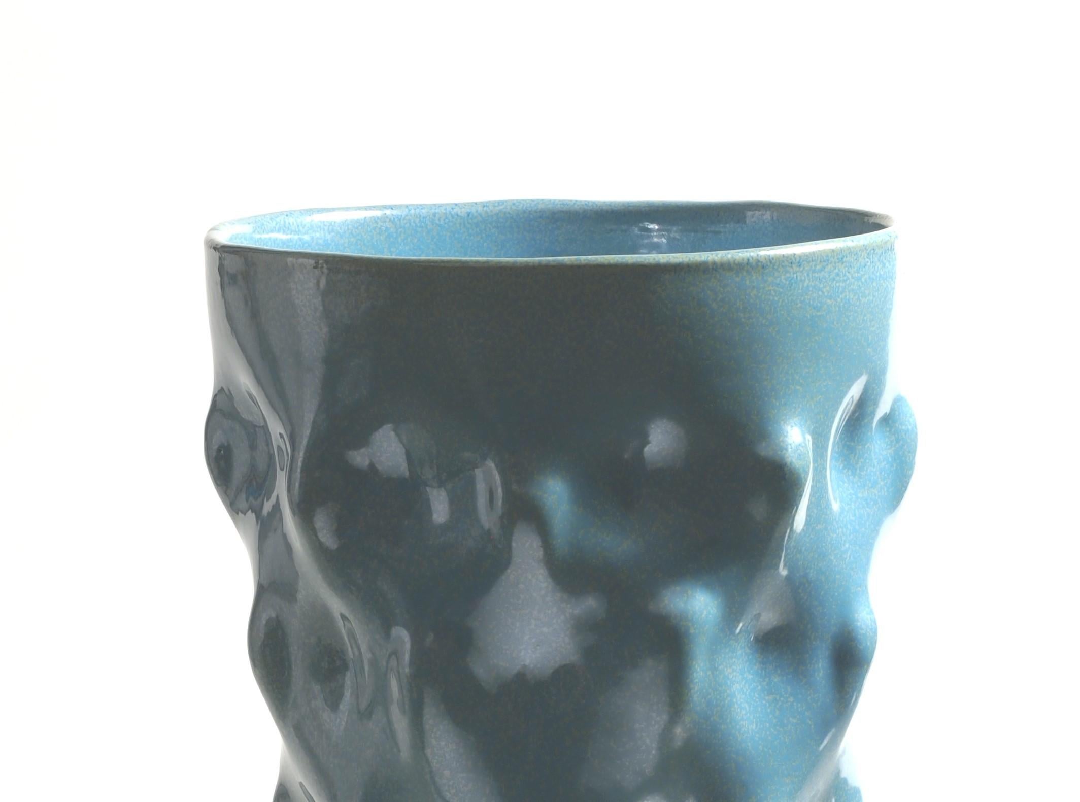 Turquoise Glaze and 24ct Gold Umbonate Majolica Vase, Italy, 21st Century In New Condition For Sale In London, GB