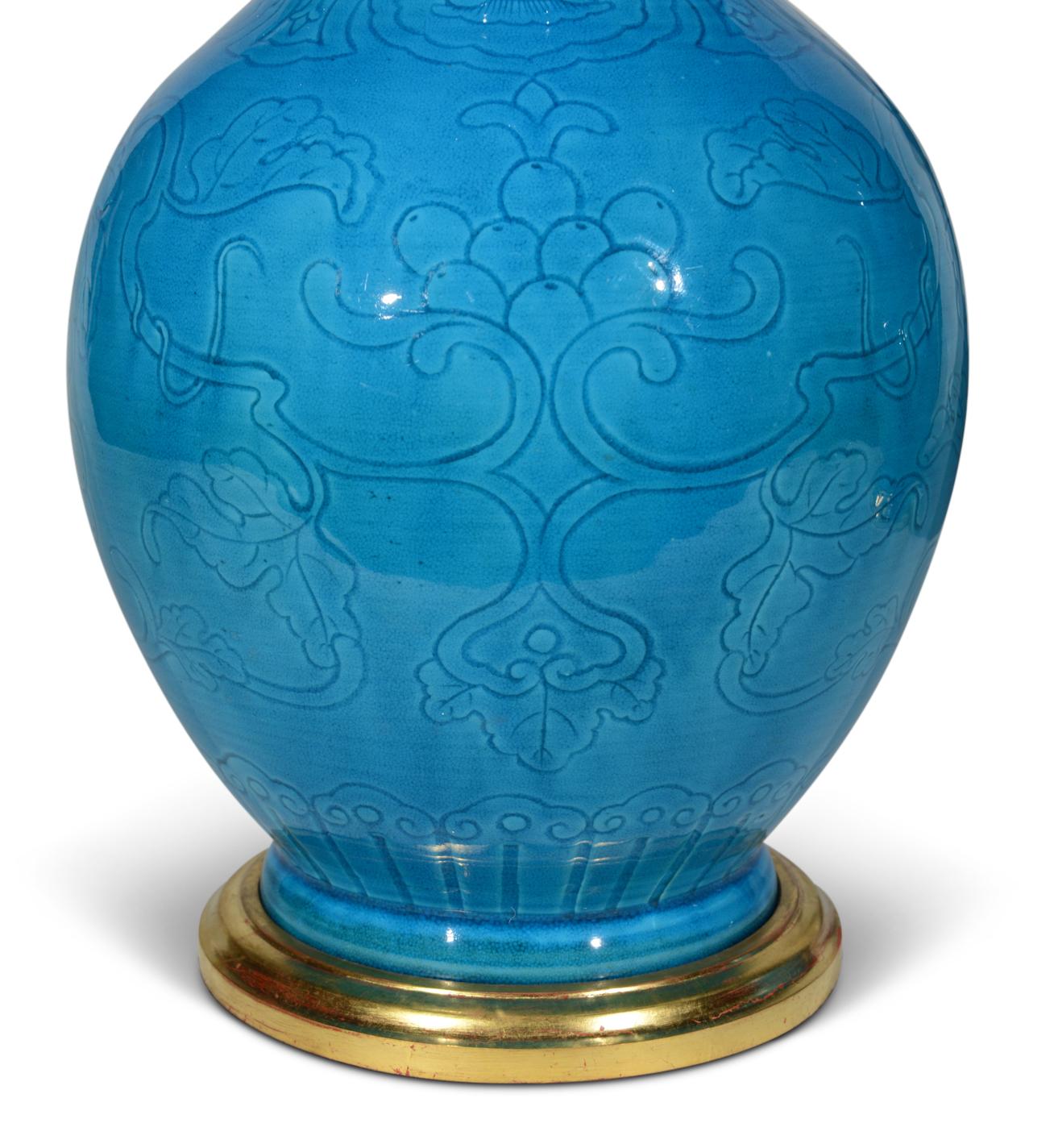 Très beau vase balustre chinois de la fin du 19e siècle à glaçure turquoise, au col évasé étroit et incisé de lotus stylisés et d'un décor de feuillage, aujourd'hui monté comme lampe de table avec une base tournée et dorée à la main.

Hauteur du