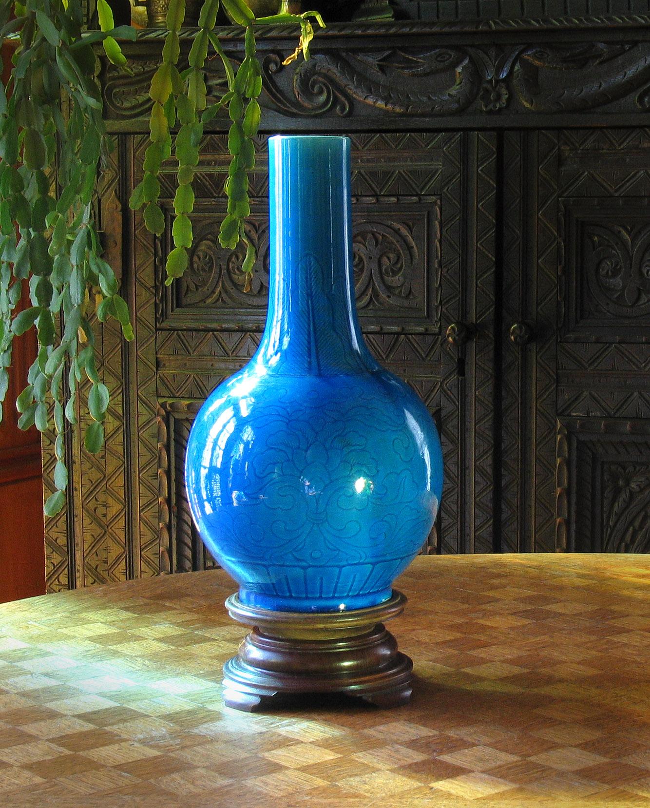 Turquoise Glazed Bottle Vase Tianqiuping Qing Dynasty, 19th Century In Good Condition In Ottawa, Ontario