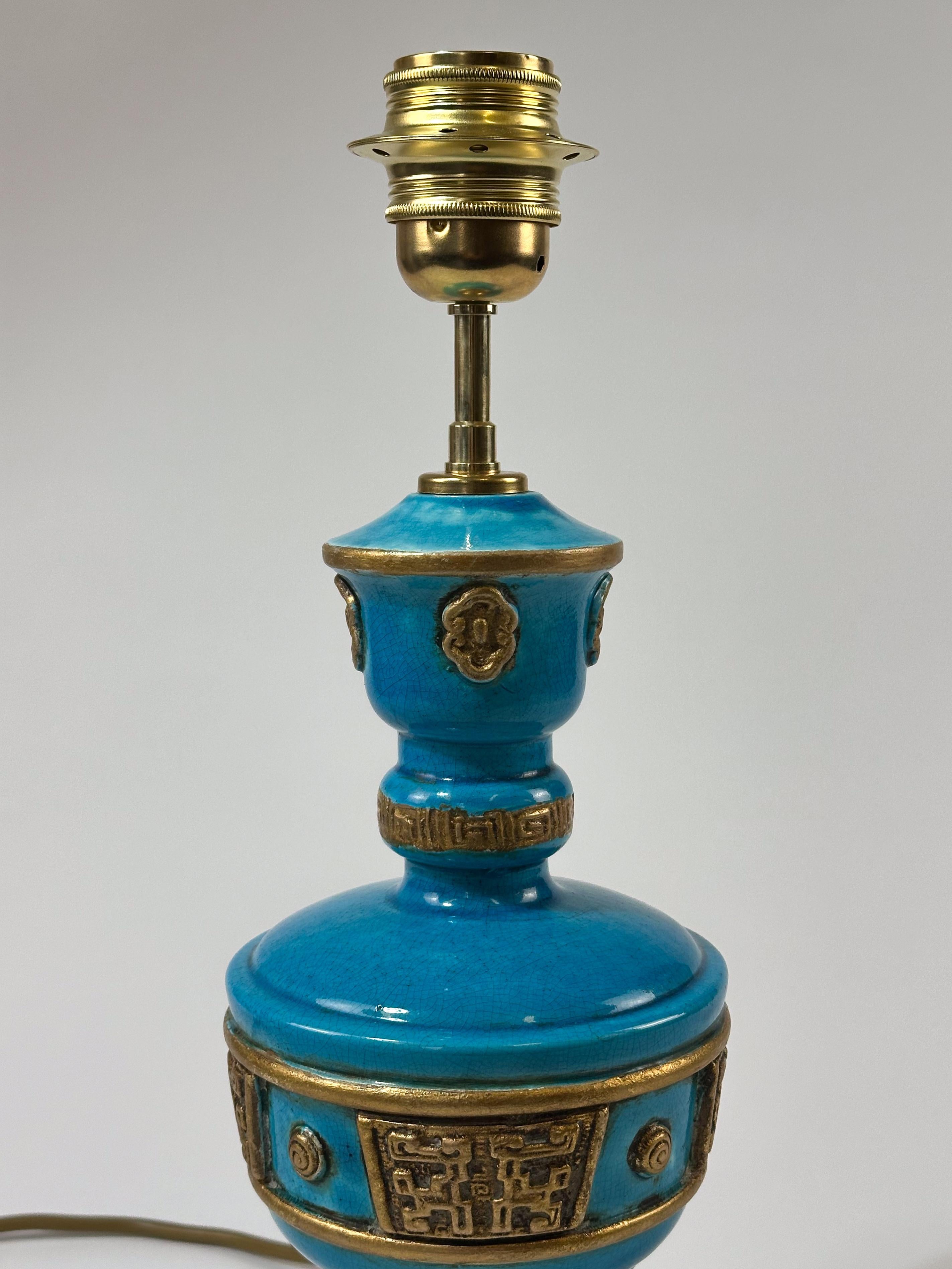 Un pezzo suggestivo del design italiano della metà del secolo, questa lampada da tavolo smaltata in turchese di Ugo Zaccagnini riflette l'estetica East-meets-West che si è affermata negli anni Cinquanta. 

Realizzata a mano a Firenze, la lampada si