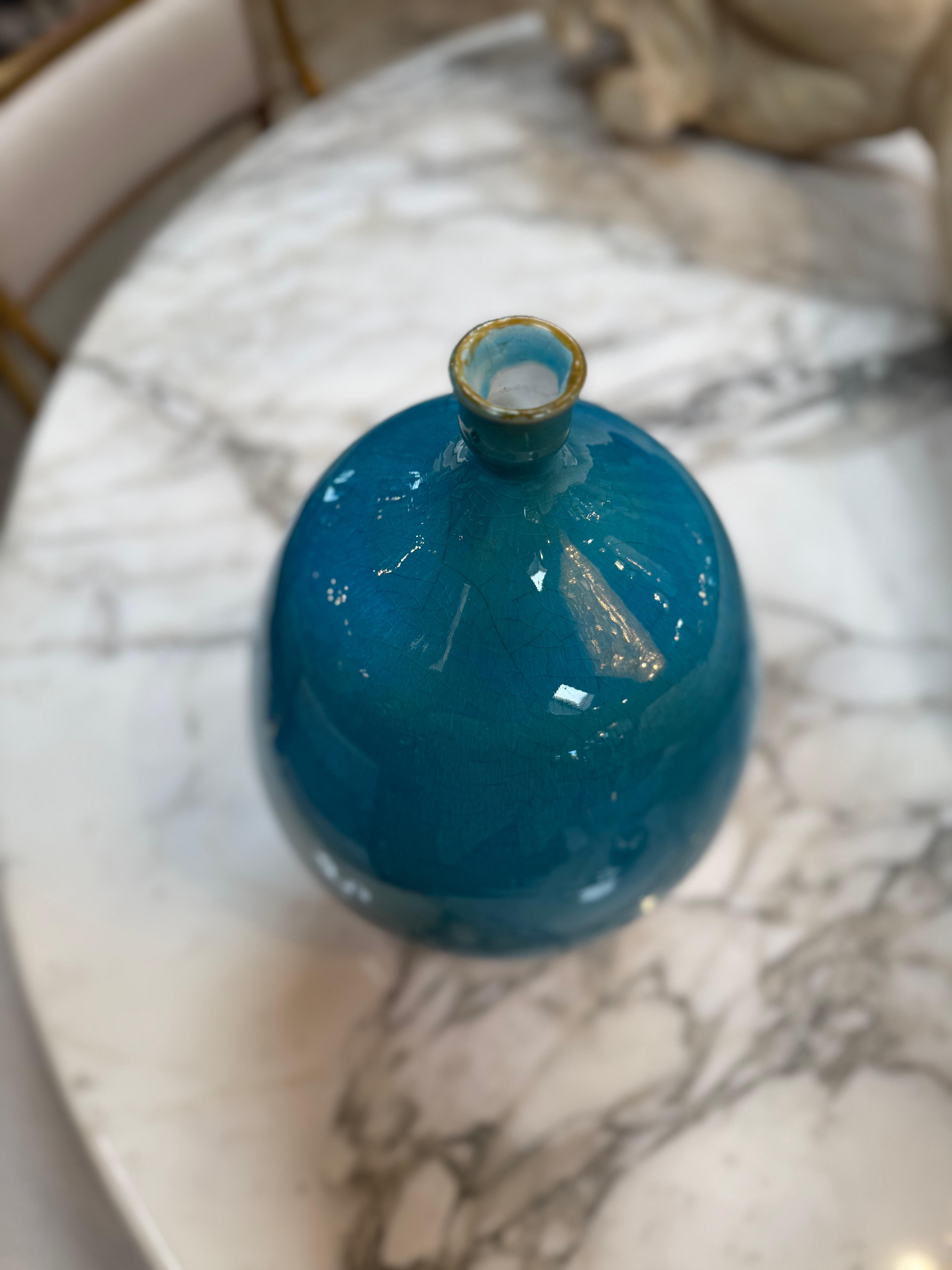 Vase en céramique émaillée turquoise Bon état - En vente à Los Angeles, CA