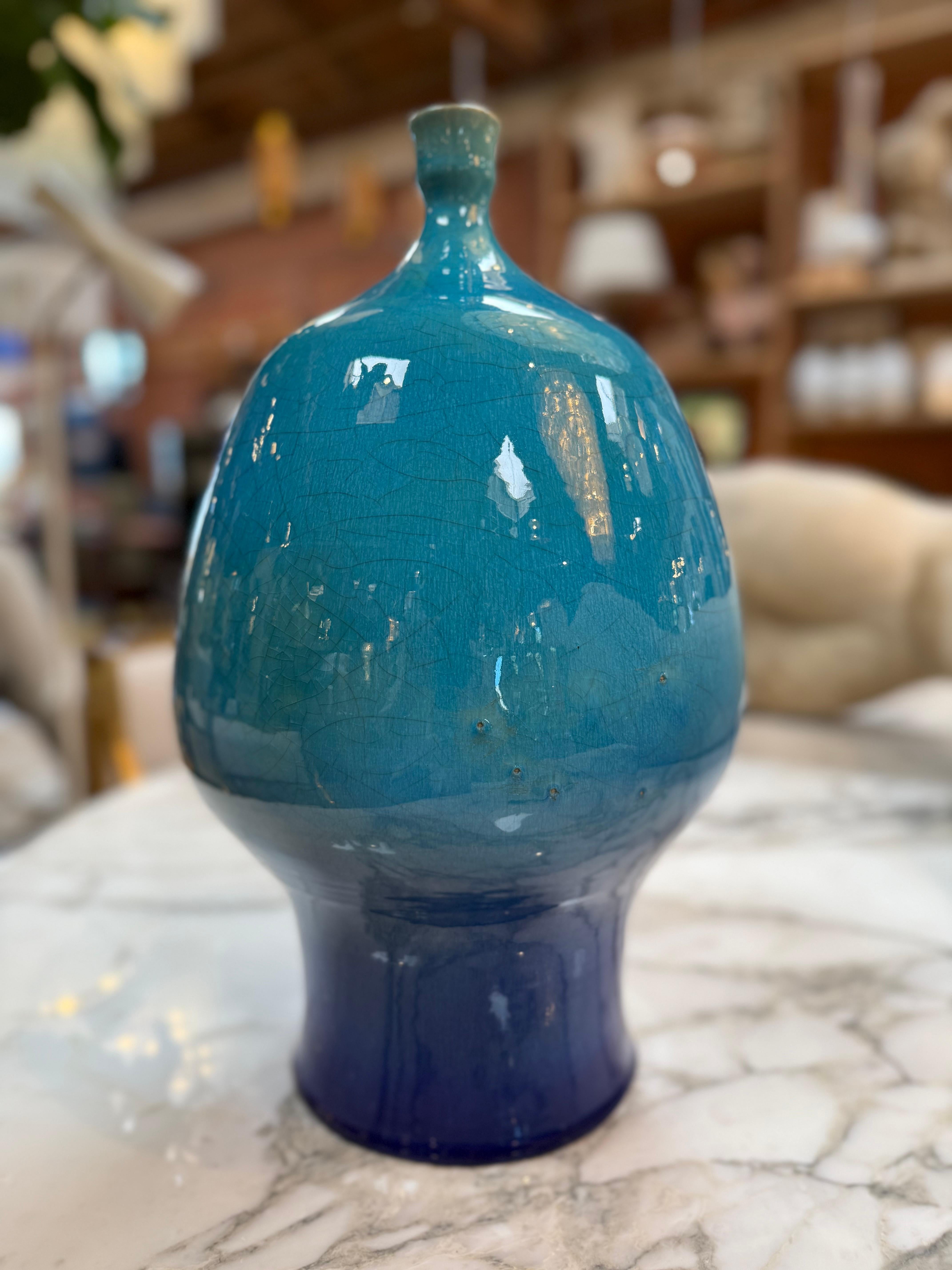 Milieu du XXe siècle Vase en céramique émaillée turquoise en vente