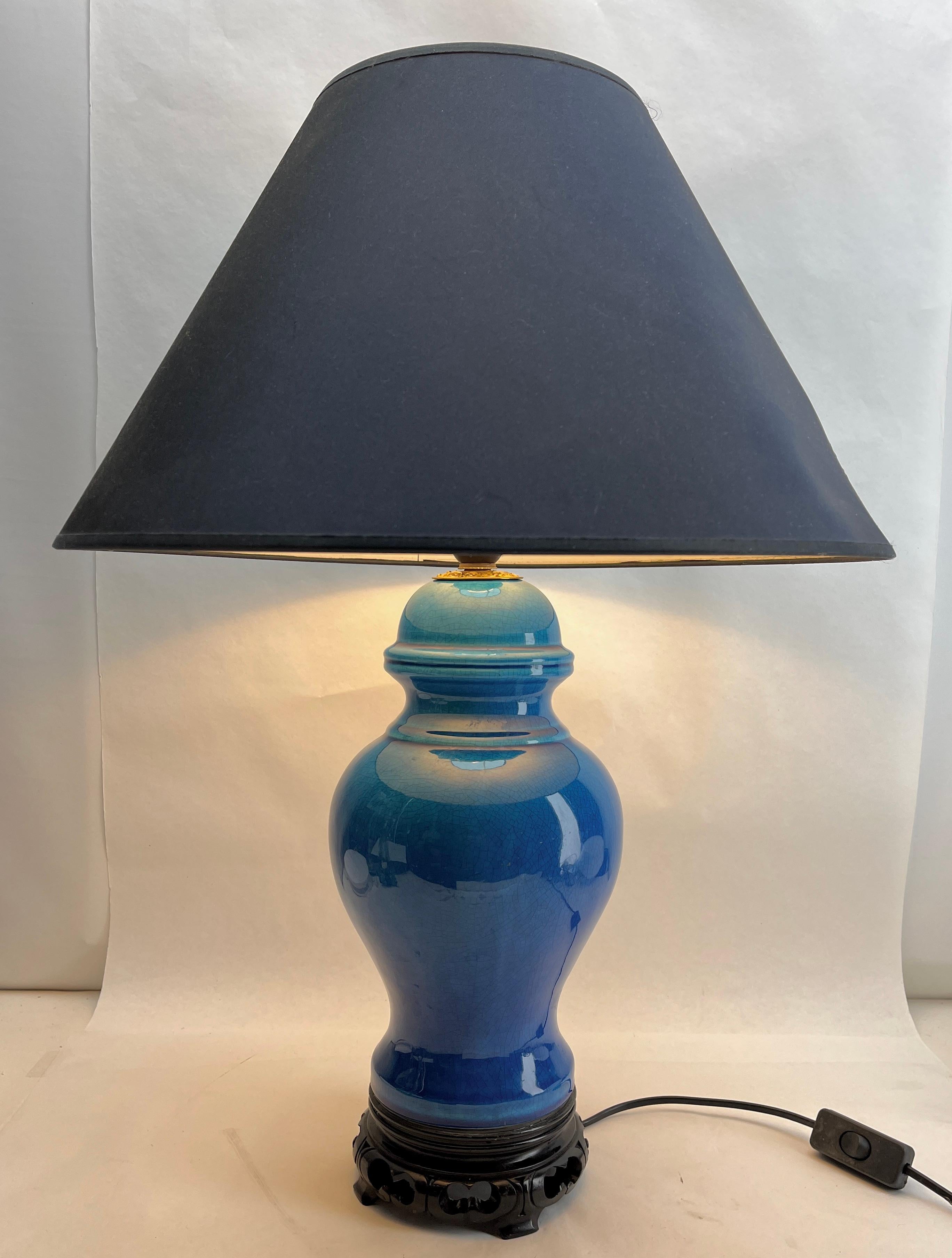 Milieu du XXe siècle Turquoise Glacé  Lampe de table en céramique chinoise à glaçure craquelée en vente