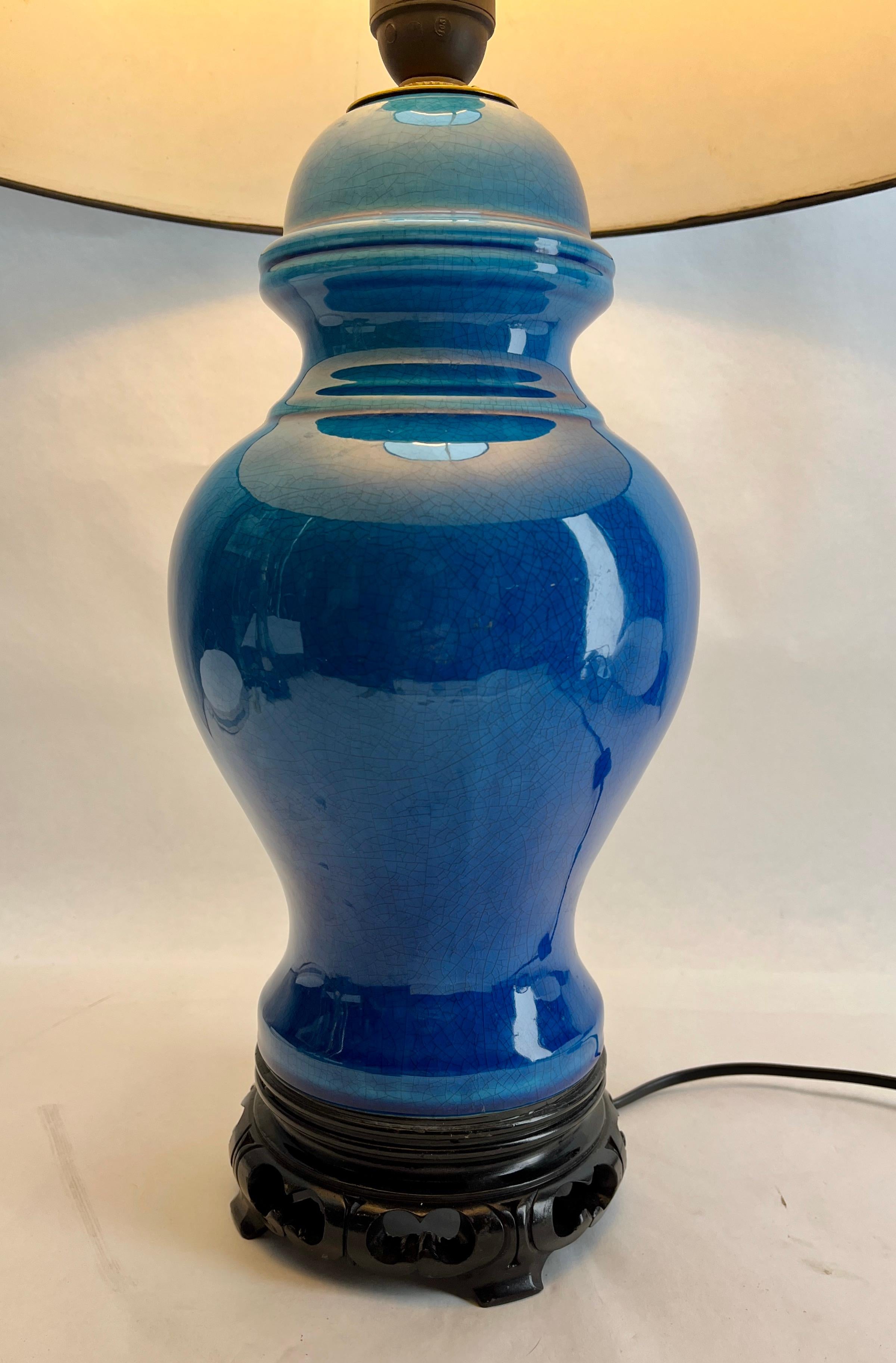 Türkis glasiert  Chinesische Keramik-Tischlampe mit Craquelé-Glasur (Mitte des 20. Jahrhunderts) im Angebot