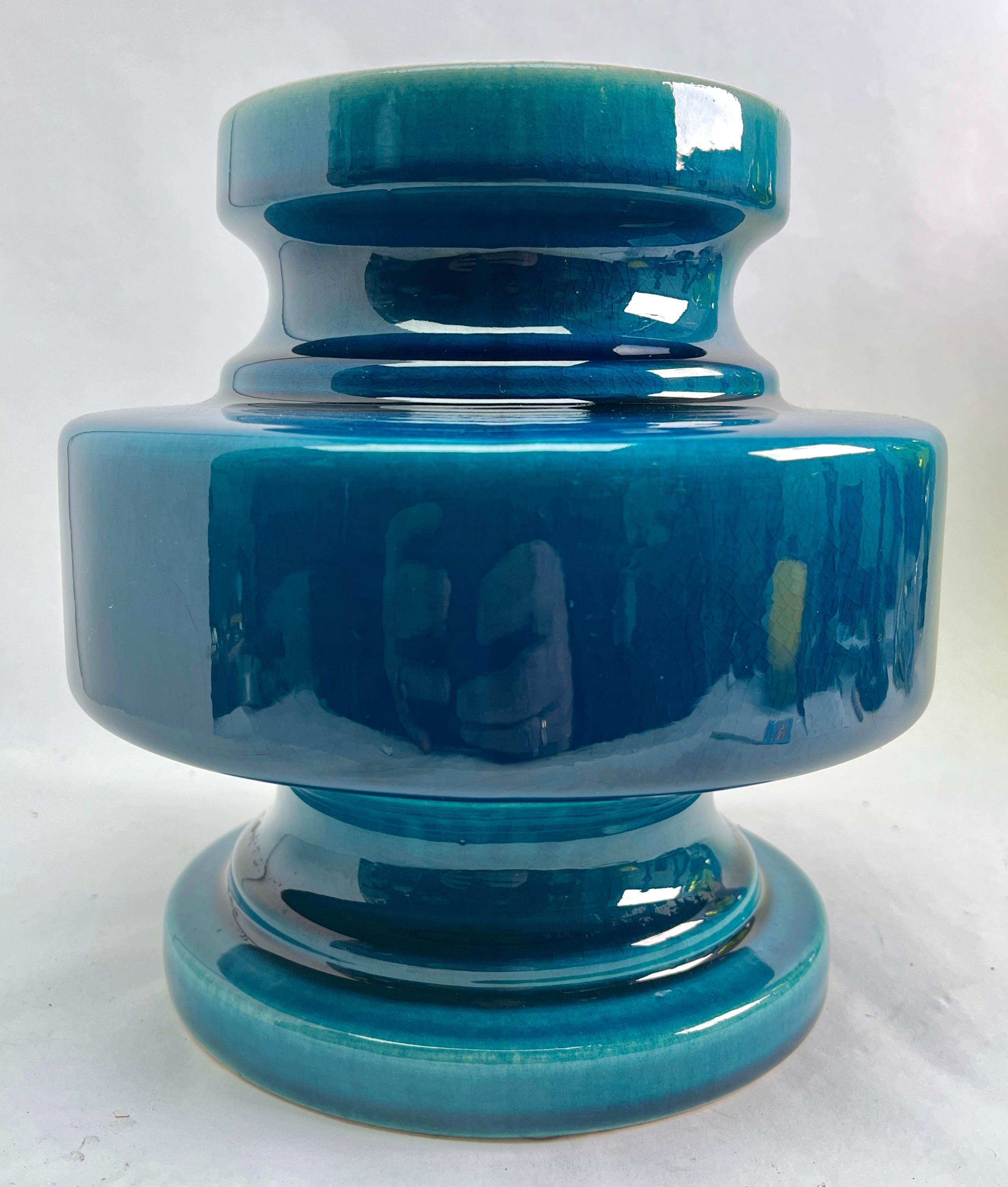 Inspiré d'une technique séculaire de la céramique chinoise, cet élégant vase est d'une teinte turquoise brillante et spectaculaire, avec une fine glaçure craquelée. 

La photographie ne parvient pas à capturer l'élégance simple de ce vase.

 