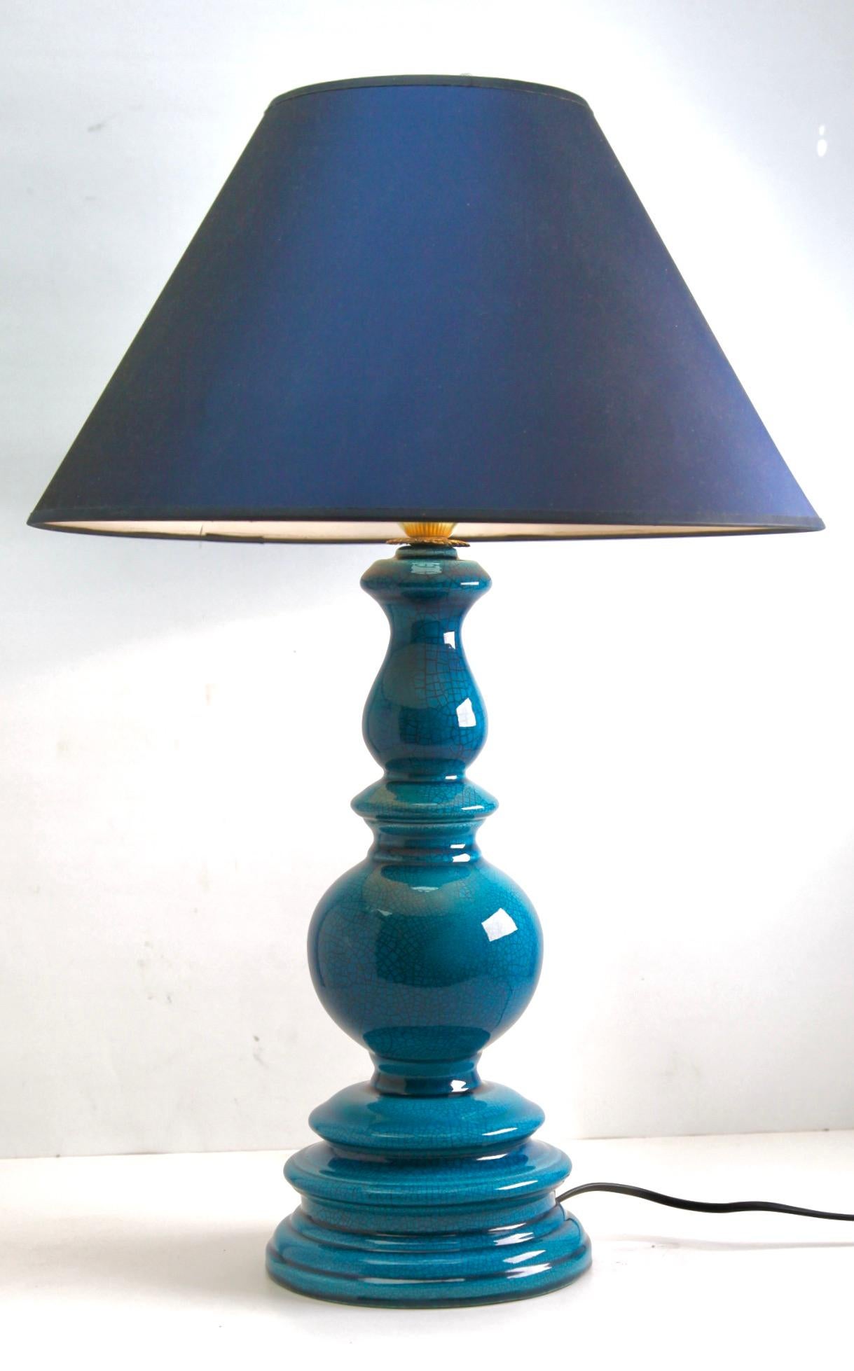 Français Grande lampe de bureau chinoise en céramique émaillée turquoise avec glaçure craquelée en vente
