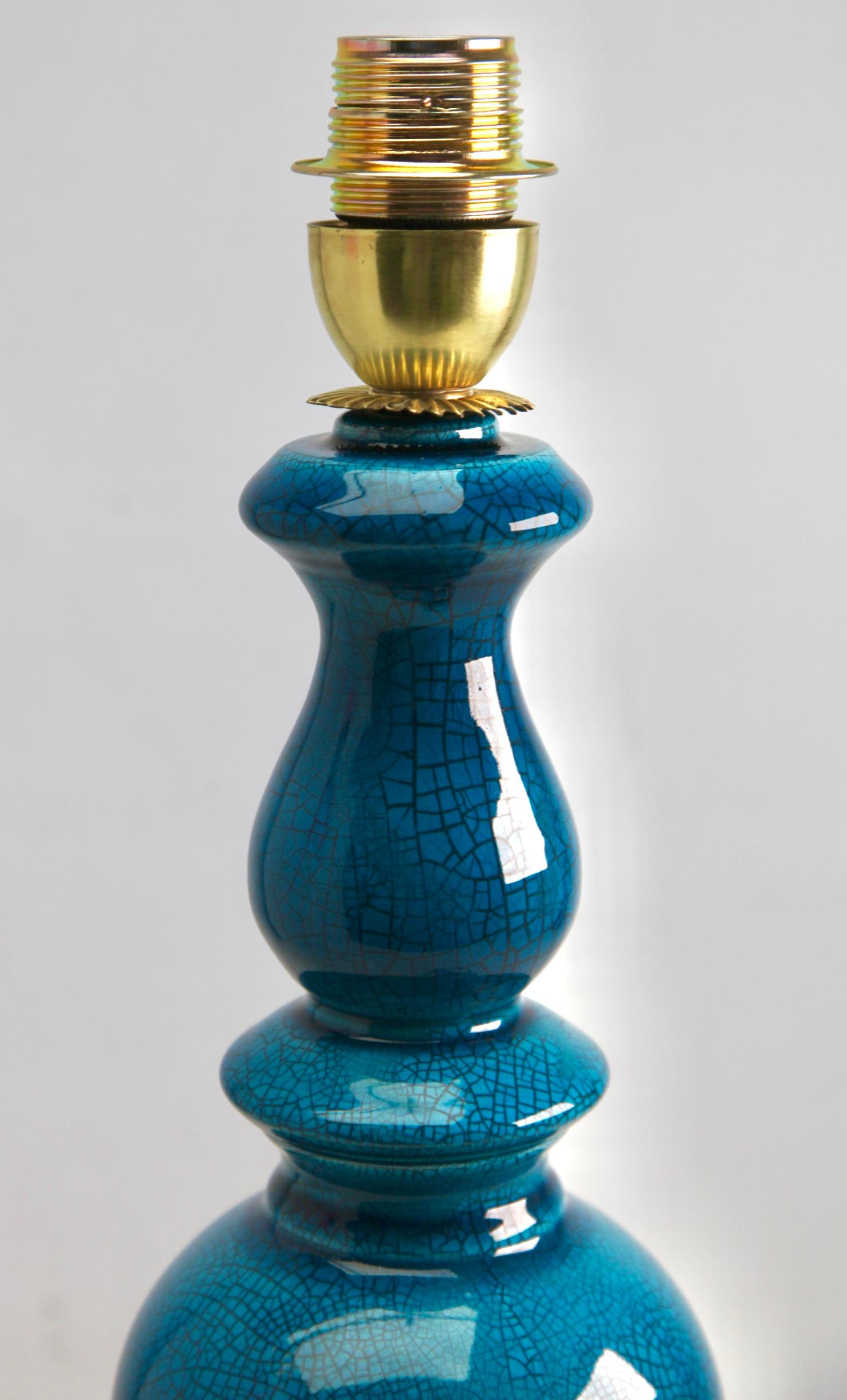 Vernissé Grande lampe de bureau chinoise en céramique émaillée turquoise avec glaçure craquelée en vente