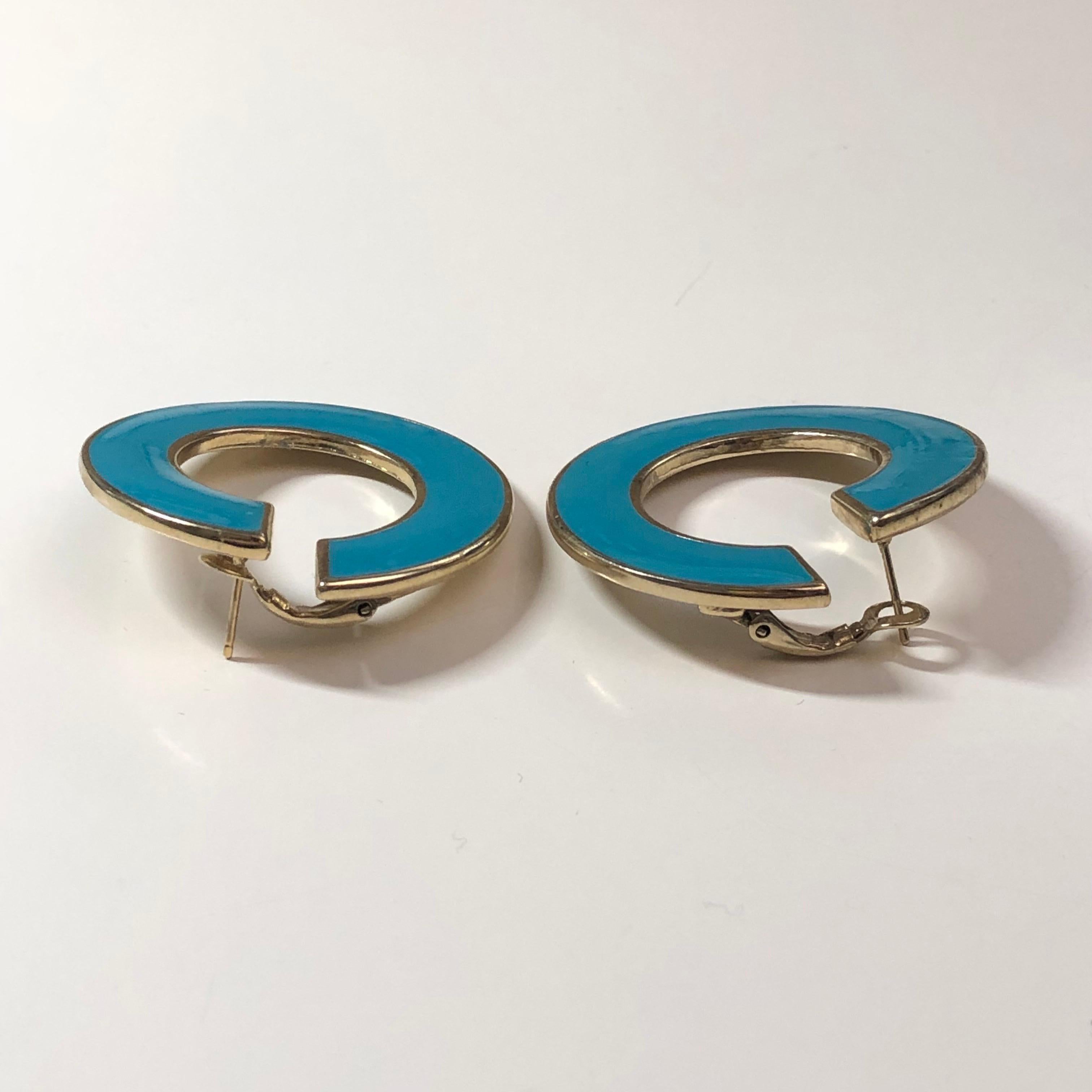 Turquoise Gold Metal Hardware Round Earrings In Excellent Condition For Sale In Sheung Wan, HK