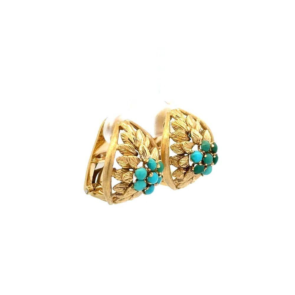 Einfach schön! Auffallende und fein detaillierte Türkis und Gold 1960er Jahre Cluster Clip-on Ohrringe. Zentrierung Hand gesetzt Türkis. Umgeben von Goldblatt-Designs. Ring misst ca. 0,80