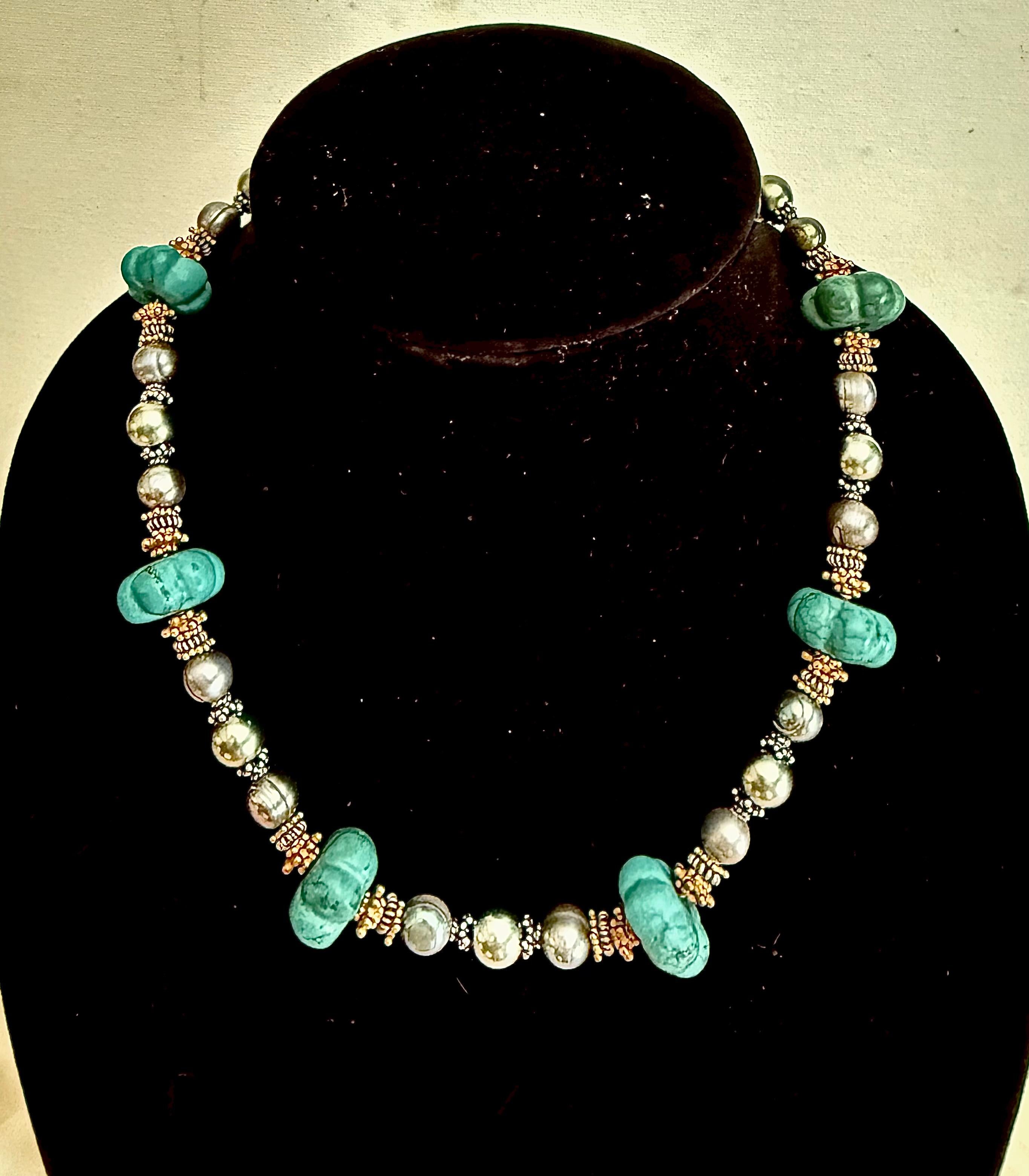 Taglio misto Collana in stile esotico in turchese, perle coltivate grigie, oro vermeil e argento. in vendita