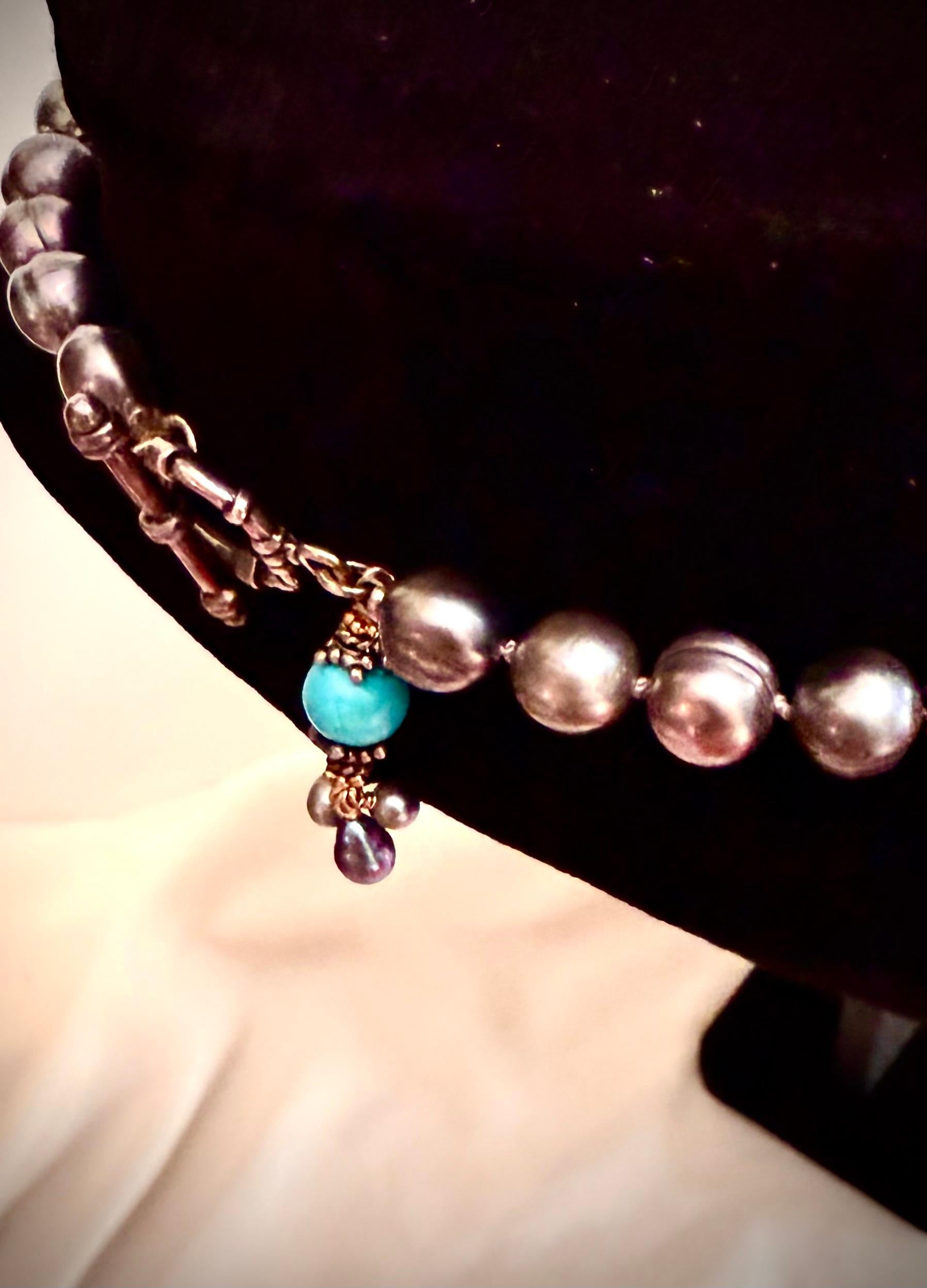 Collana in stile esotico in turchese, perle coltivate grigie, oro vermeil e argento. in vendita 1