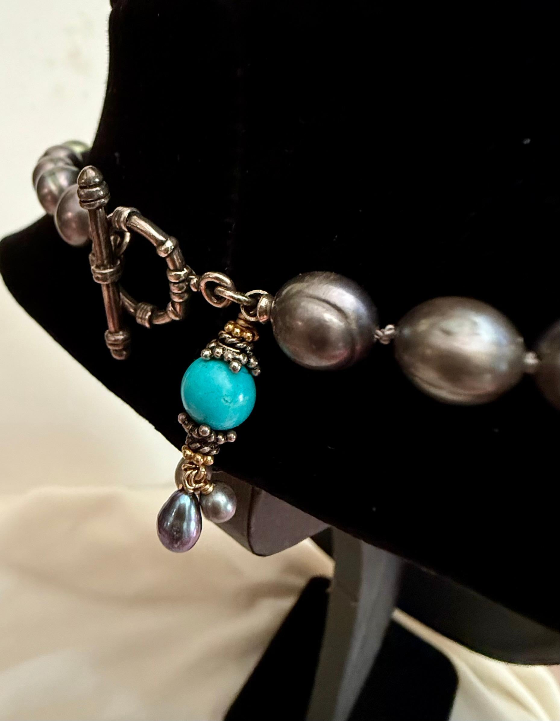 Collana in stile esotico in turchese, perle coltivate grigie, oro vermeil e argento. in vendita 3