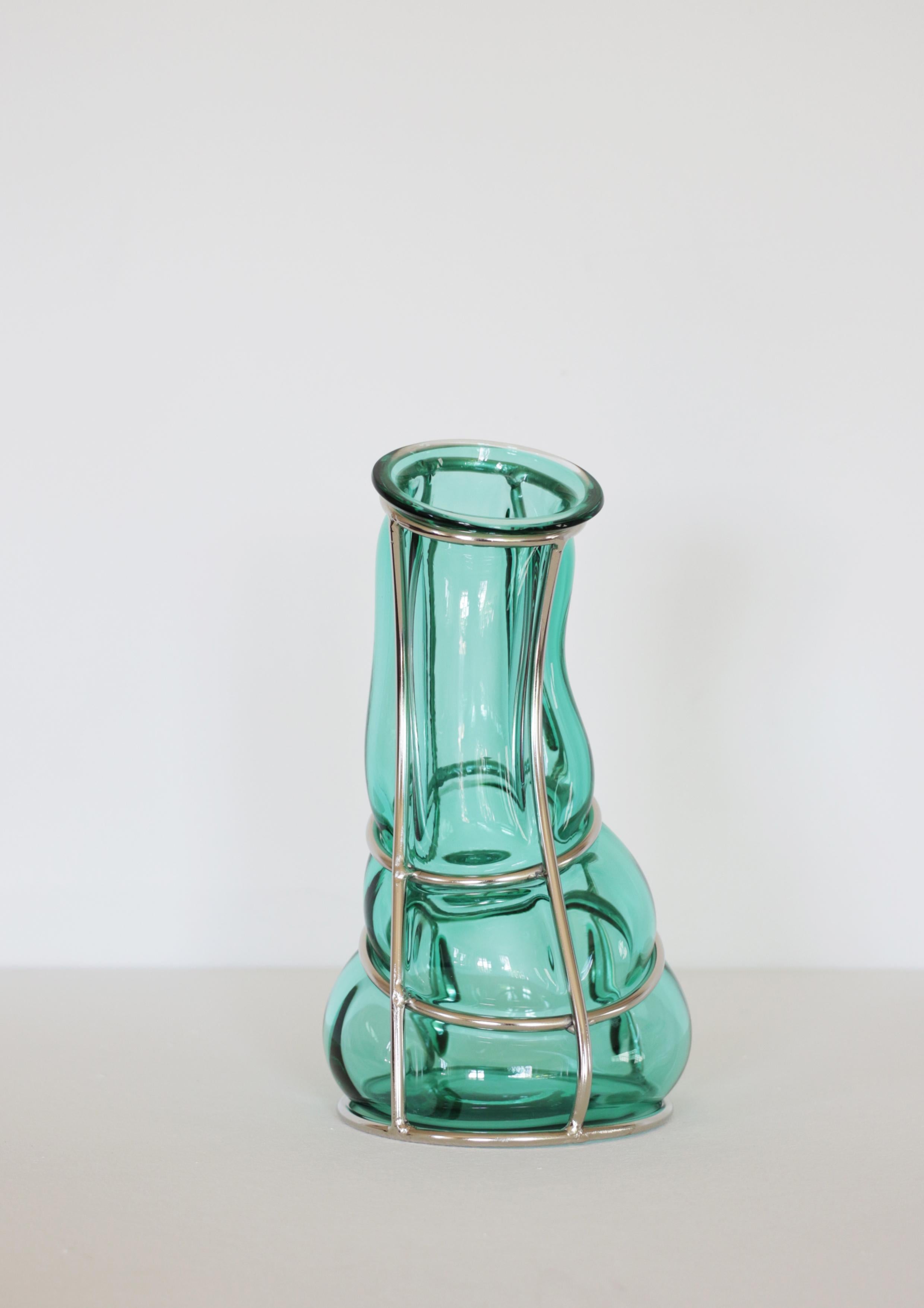 Vase sculptural Babà vert turquoise d'Alice Crepaldi
Pièce unique.
Dimensions : D 16 x L 16 x H 28 cm.
Matériaux : Verre de Murano et métal.

Grâce à des techniques anciennes de travail du métal et du verre, chaque vase Babà est façonné avec