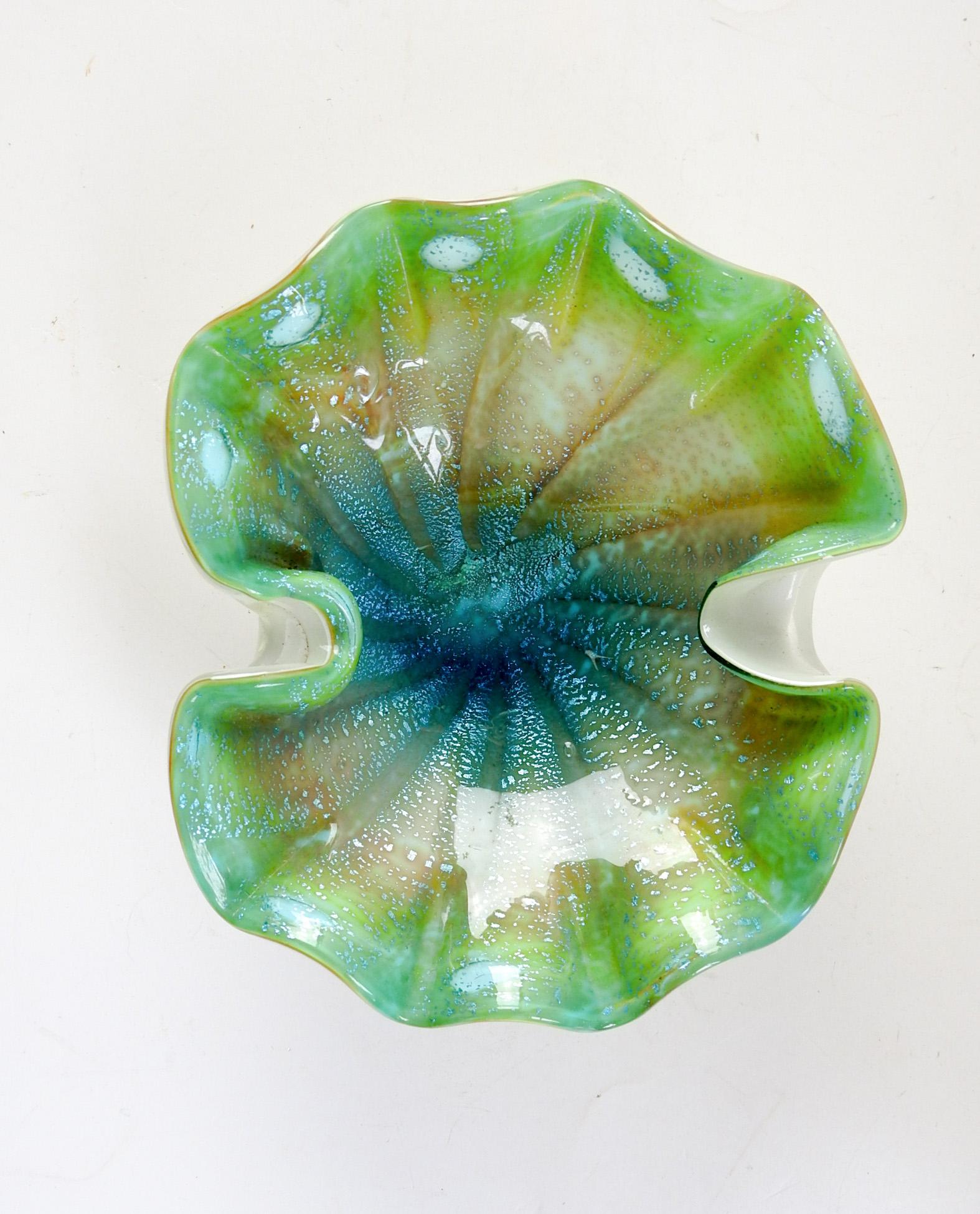 Coupe en verre de Murano de couleur turquoise et verte avec des volutes blanches.  Des mèches métalliques sont incrustées pour plus d'éclat.
