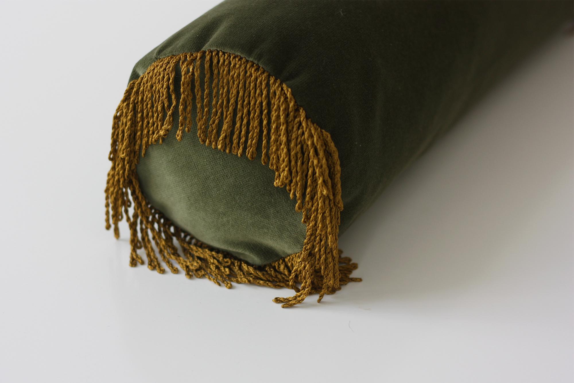 Un talismano per la casa della bellezza, delle buone energie e del comfort.
Questo cuscino decorativo è prodotto eticamente da una piccola azienda a conduzione familiare, realizzato a mano da abili artigiani portoghesi con velluto di cotone di prima