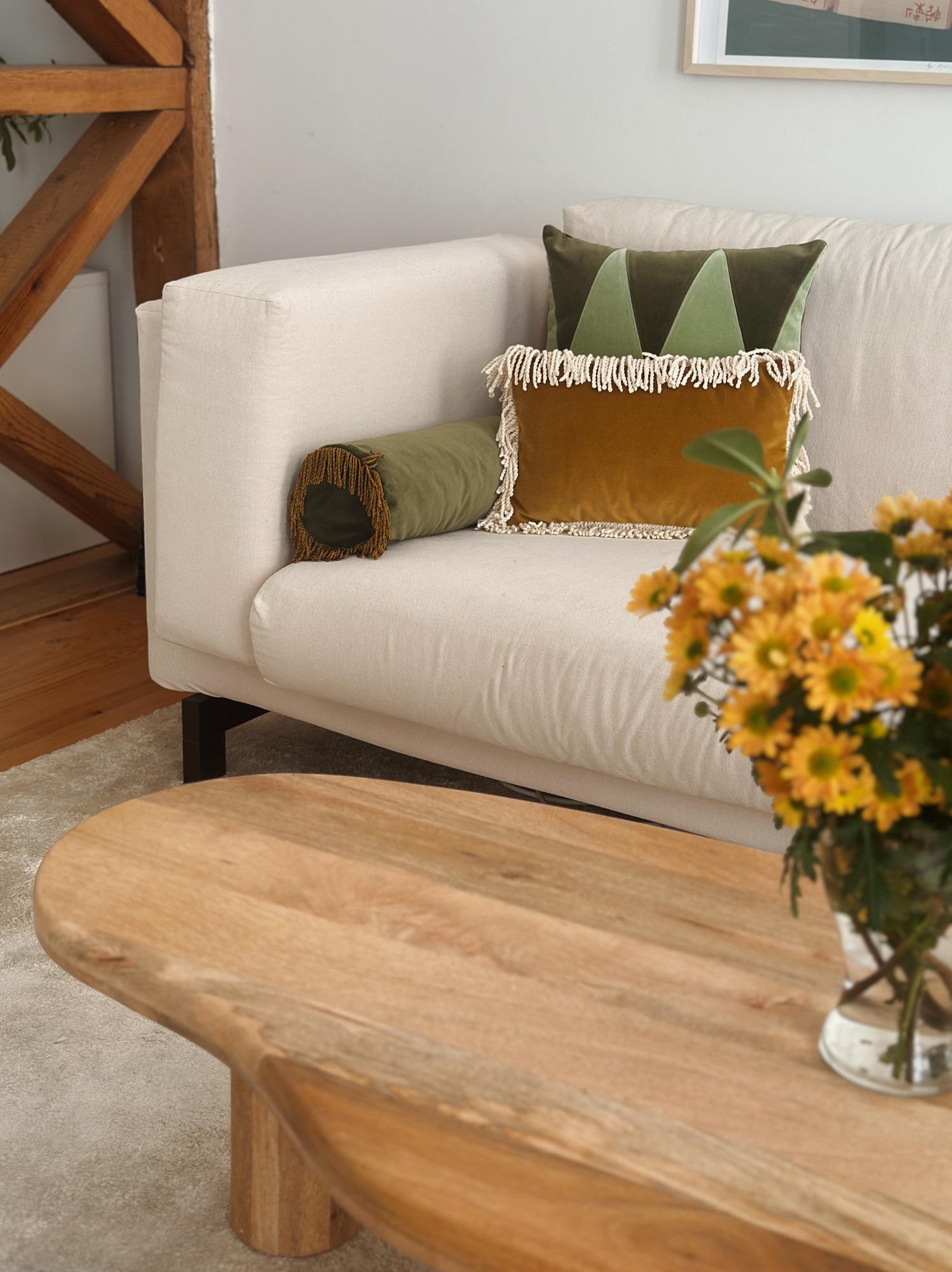Türkis II Dry Green Großes handgefertigtes Bolster-Kissen aus Samt (Moderne) im Angebot