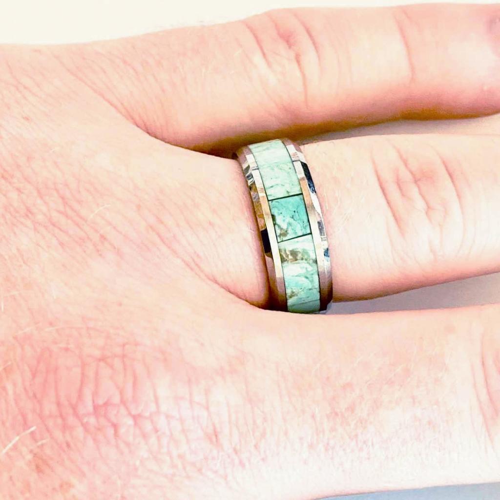 Im Angebot: Türkis Intarsien 8mm Tungsten Carbide Ehering, abgeschrägter Rand Design Ring () 2