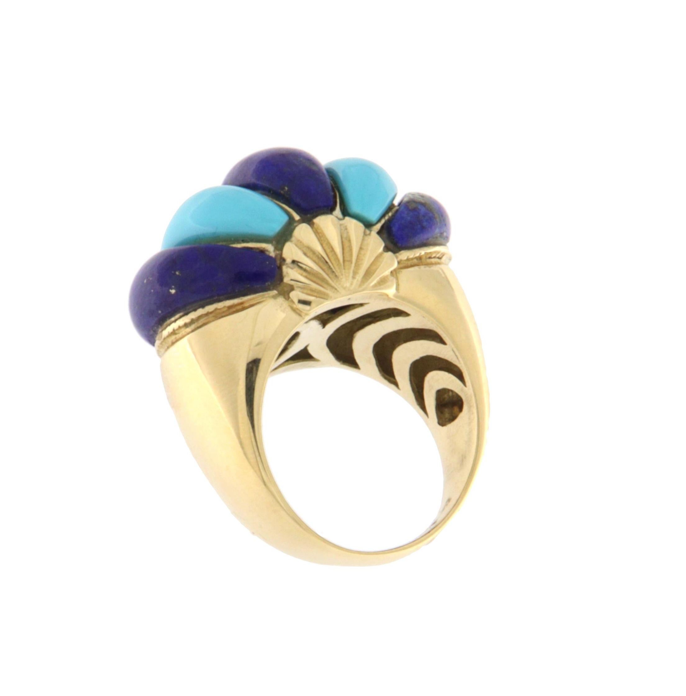Dieser raffinierte Ring aus 14-karätigem Gelbgold ist ein Schmuckstück mit starkem Charakter und auffallender visueller Präsenz, ideal für alle, die ein Accessoire tragen möchten, das sowohl elegant als auch voller Persönlichkeit ist. Das Design