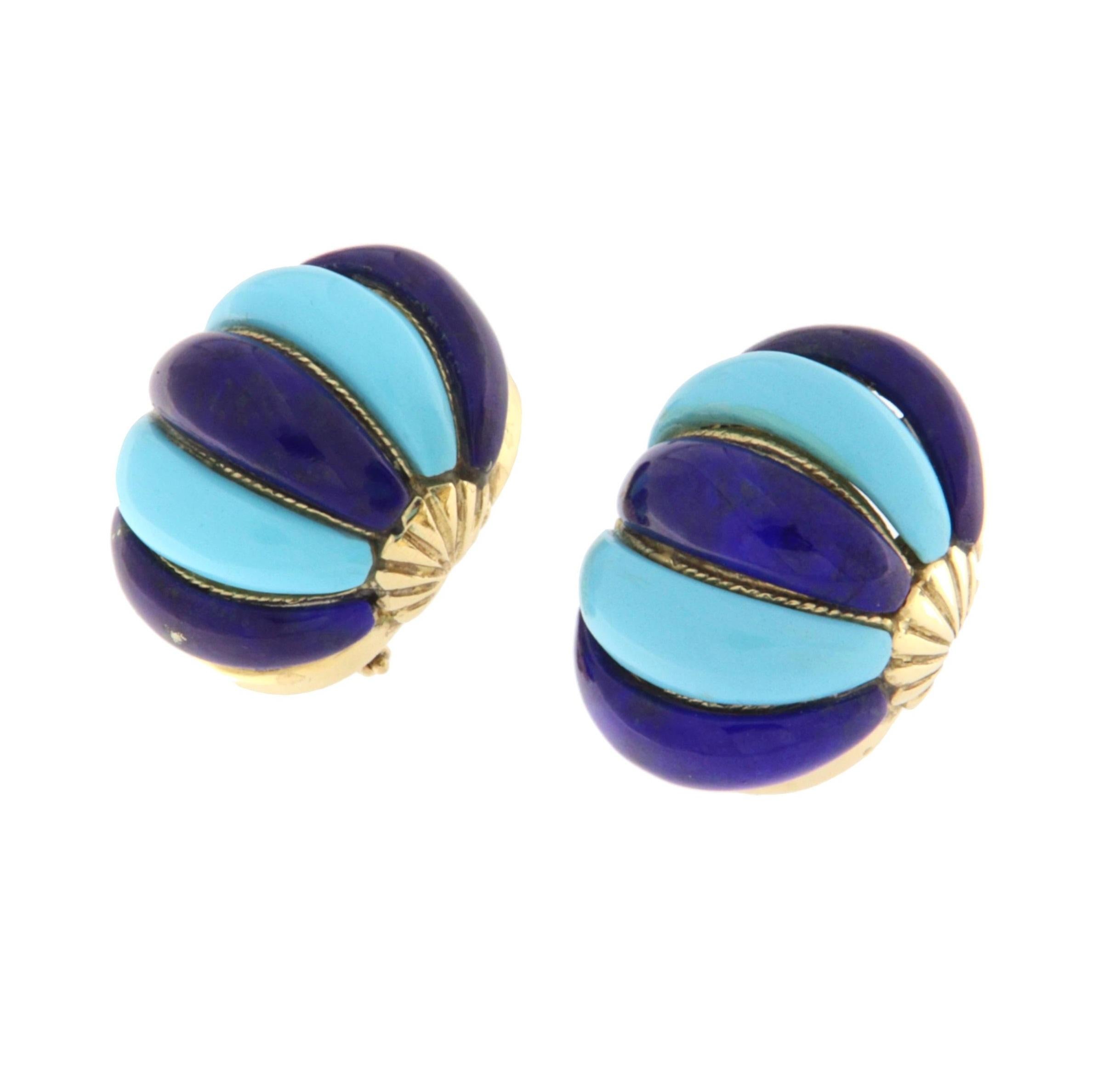 Questi splendidi orecchini in oro giallo 14 carati sono un gioiello di notevole eleganza e personalità, caratterizzato da un design audace che mette in risalto la brillantezza dei materiali e l'armonia delle loro forme. La costruzione artigianale