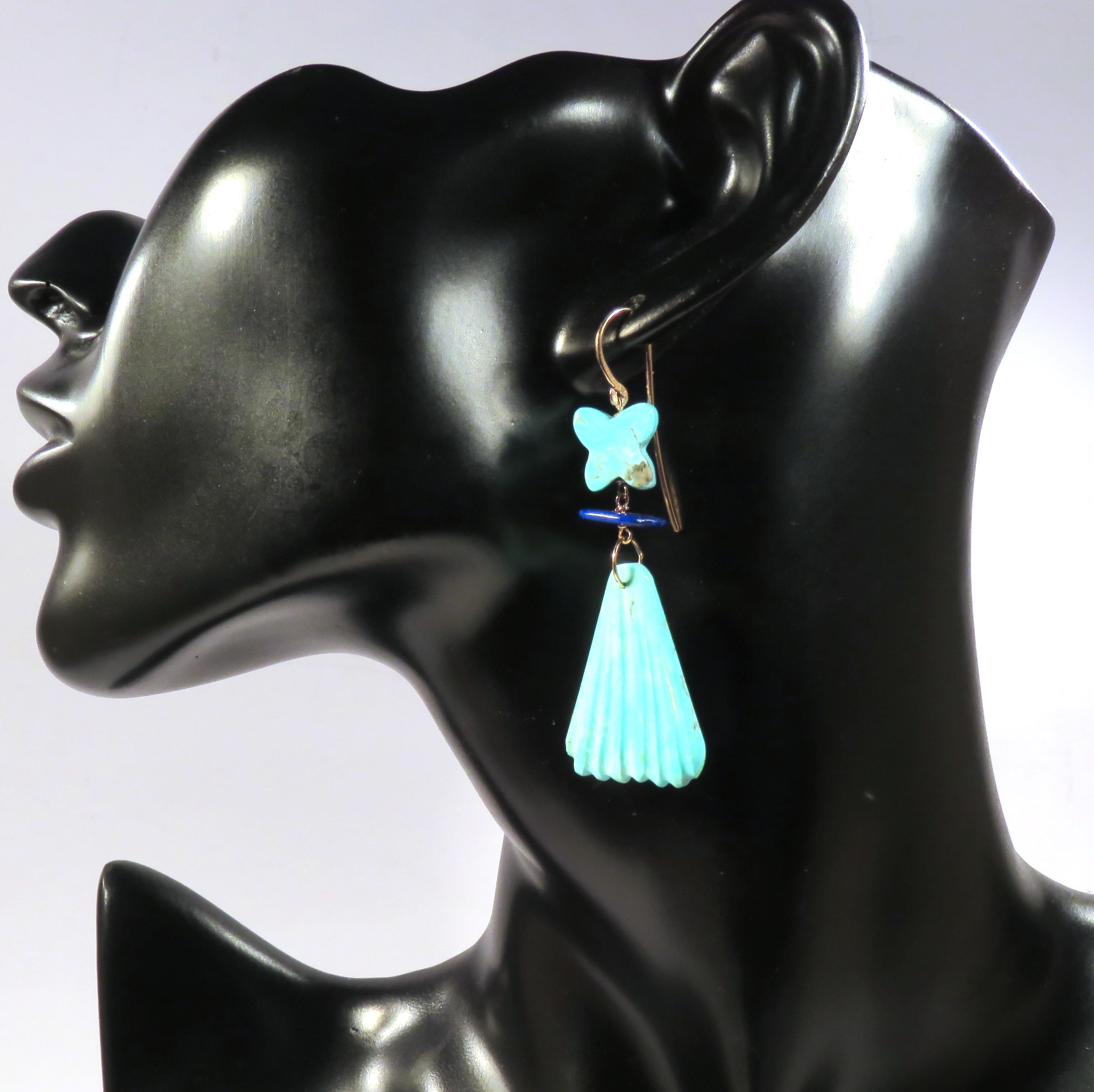 Boucles d'oreilles pendantes présentant de véritables éventails de turquoise sculptés à la main, de petits papillons de turquoise bleu clair vif et du lapis-lazuli naturel. Chaque boucle d'oreille est fabriquée à la main en or rose 9 carats. La