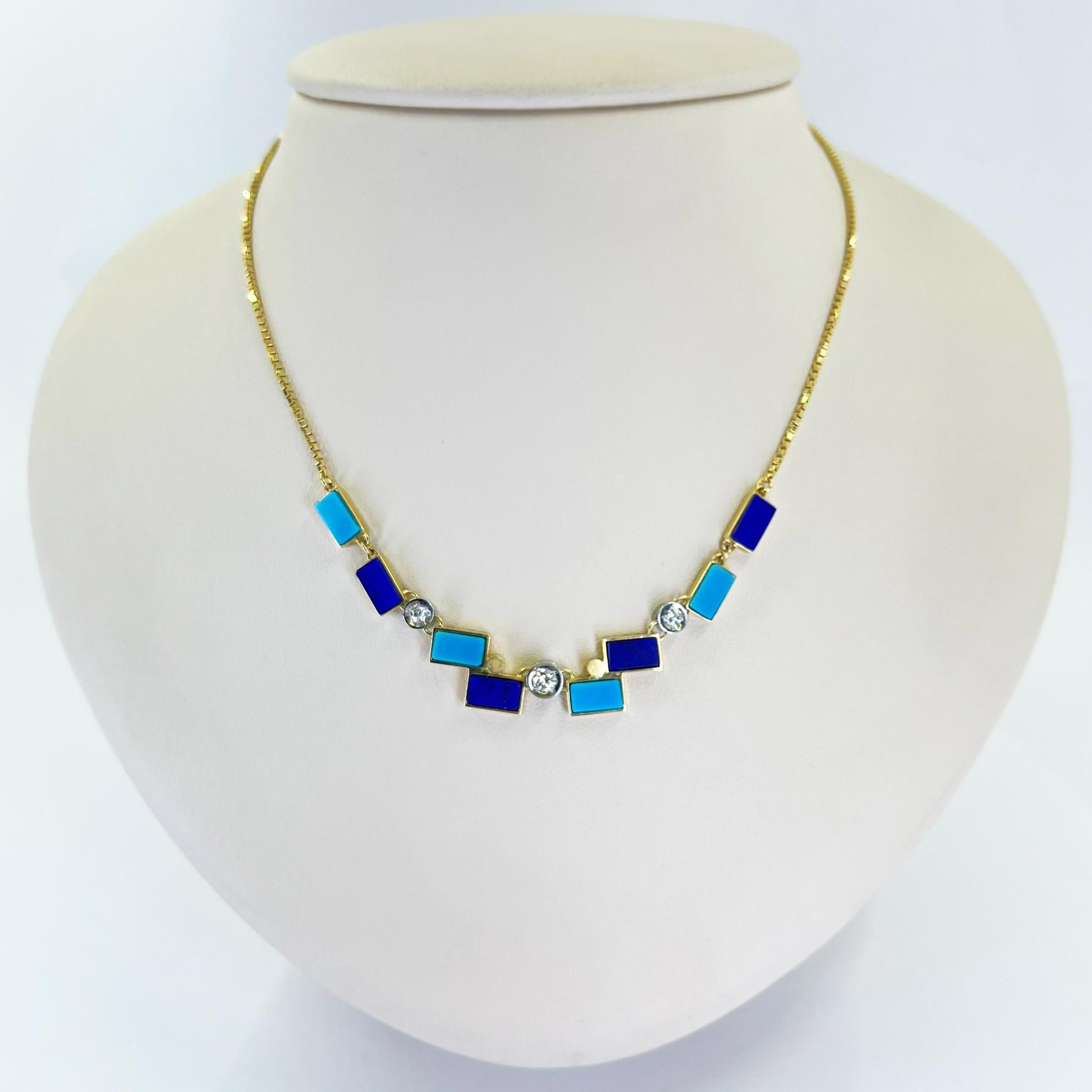 Collana in oro giallo 18 carati e platino con 3 diamanti rotondi taglio brillante di purezza VS e colore G/H per un totale di 0,23 carati accentuati da intarsi rettangolari in turchese e lapislazzuli. Catena a scatola da 16 pollici. Il peso finito è