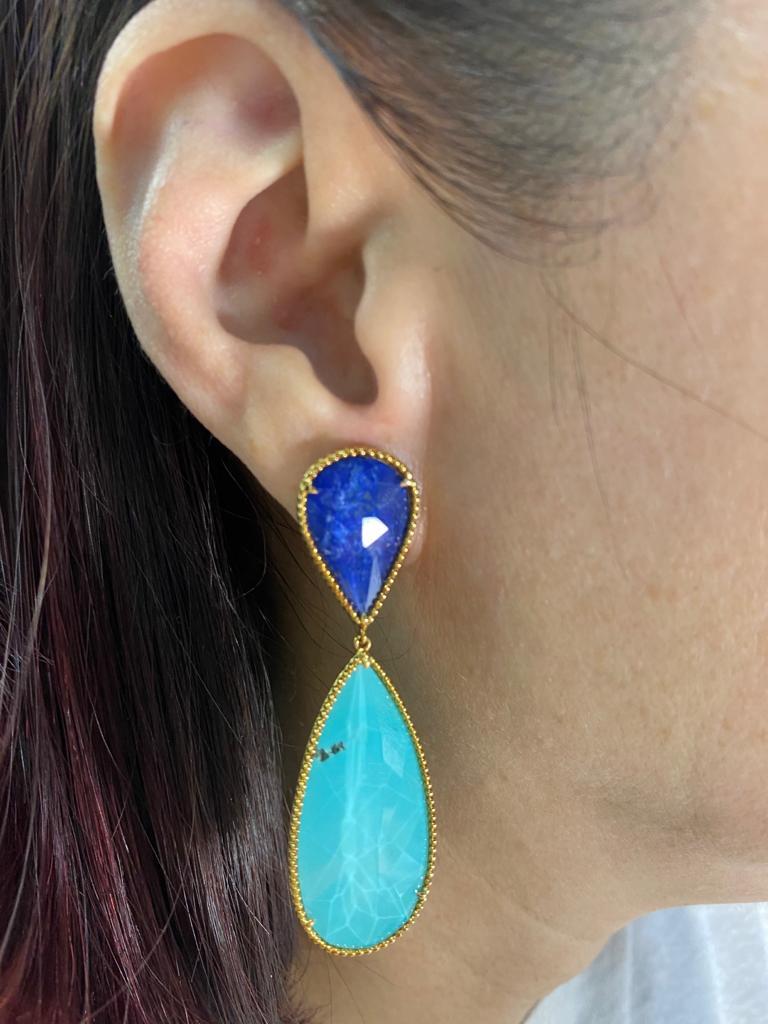 This earrings feature 2 pieces of lapis lazuli and 2 pieces of turquoise. Quartz are cover on top of the turquoise and lapiz lazuil. Earrings are set in 18 karat yellow gold. 

Length: 2.47 inch
Width: 0.75 inch