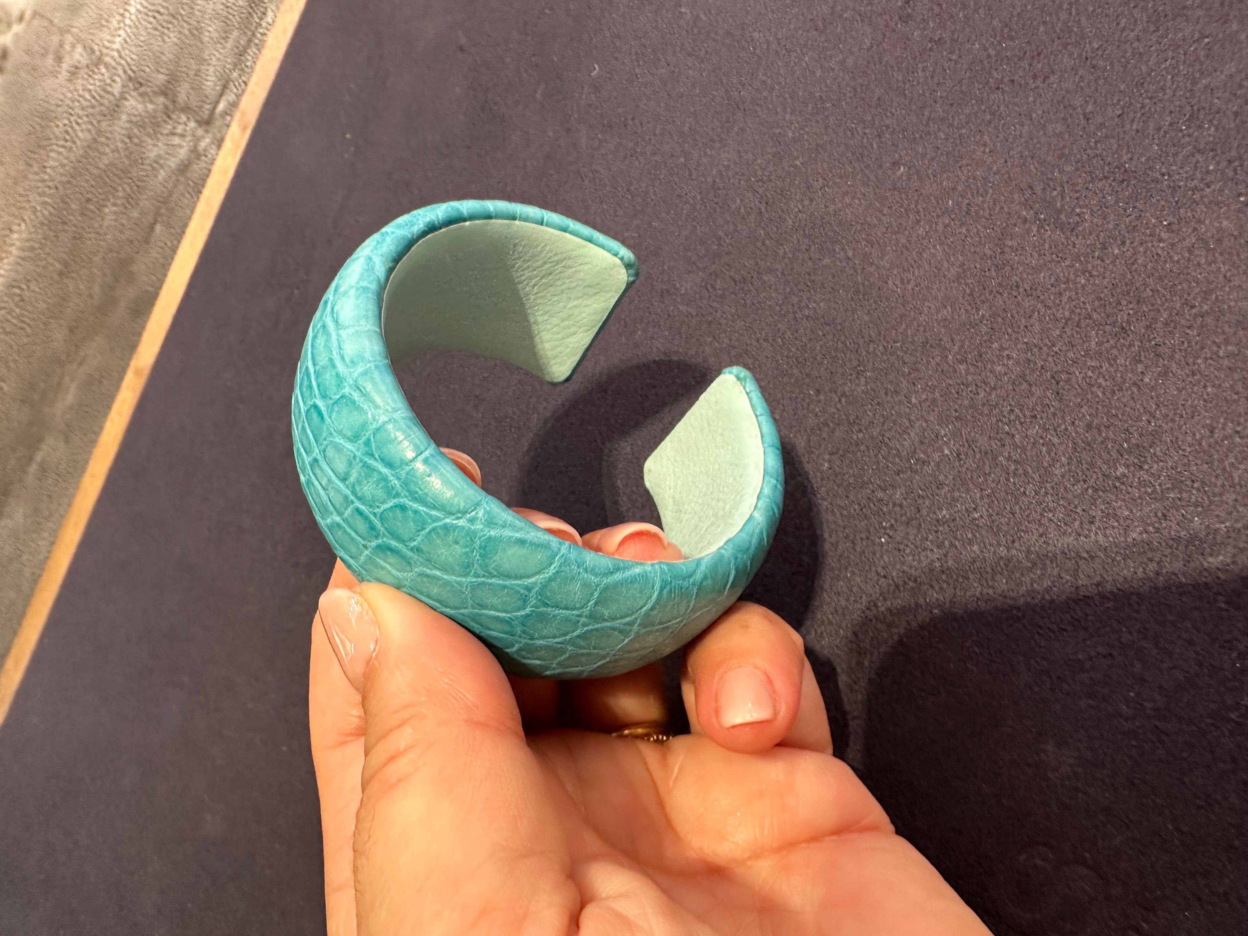 Turquoise Leather Cuff Bracelet In New Condition For Sale In Vannes, FR
