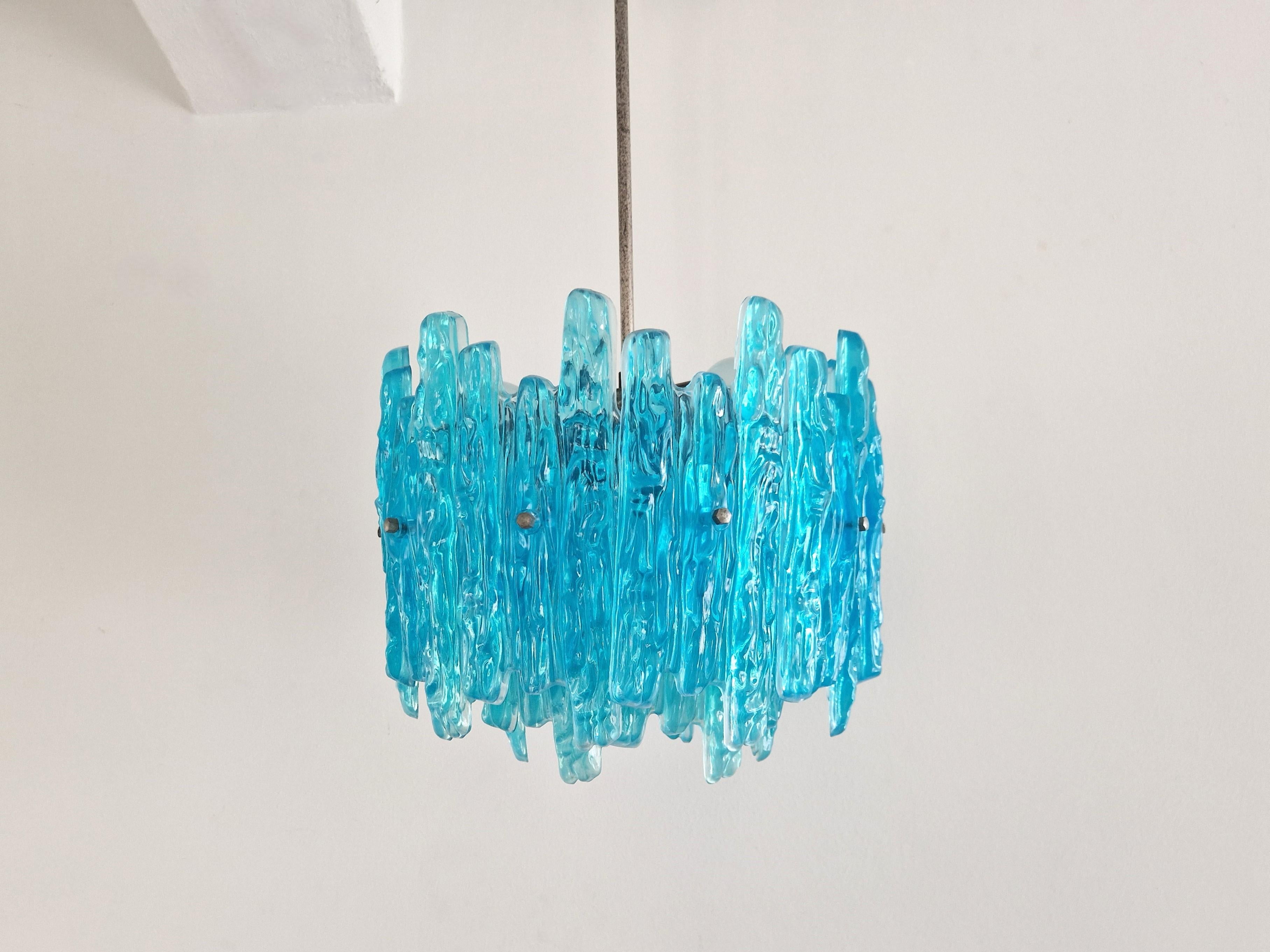 Questa splendida lampada a sospensione riprende lo stile del lampadario 